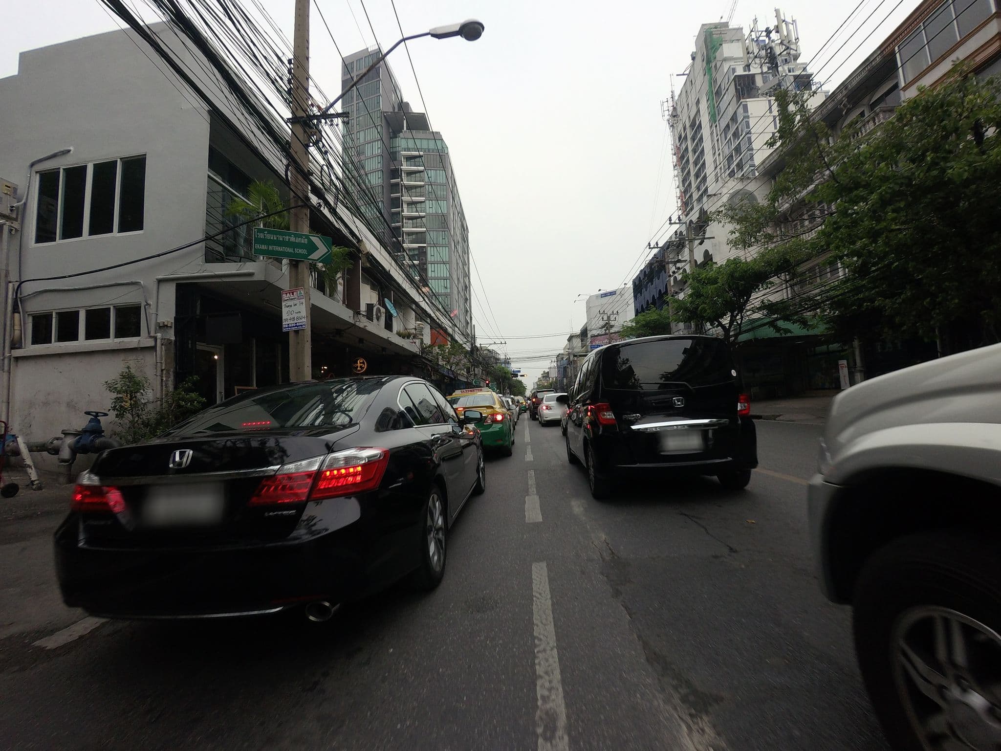 Street view near The Bob Design-Led Hostel, Watthana — © mishari (CC BY-SA · Mapillary)