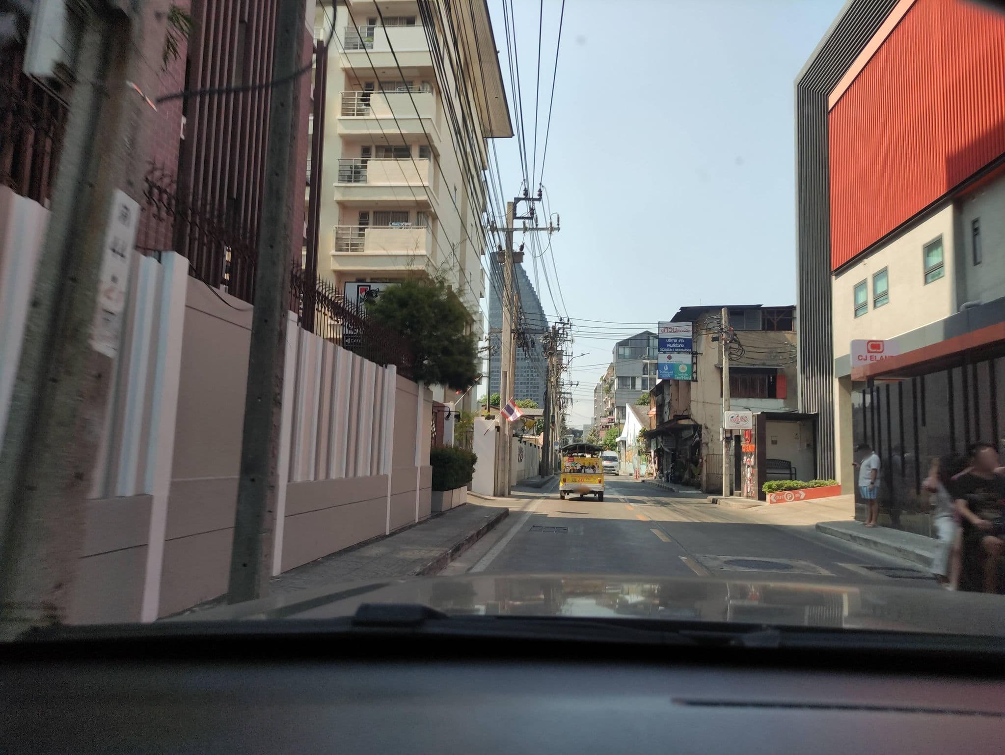 Street view near Neptune, Khlong Toei — © kasetitkml_pipitchai (CC BY-SA · Mapillary)