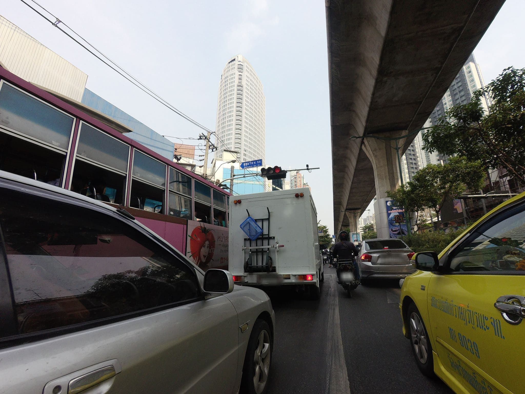Street view near Travellers Hostel & Cafe, Watthana — © mishari (CC BY-SA · Mapillary)