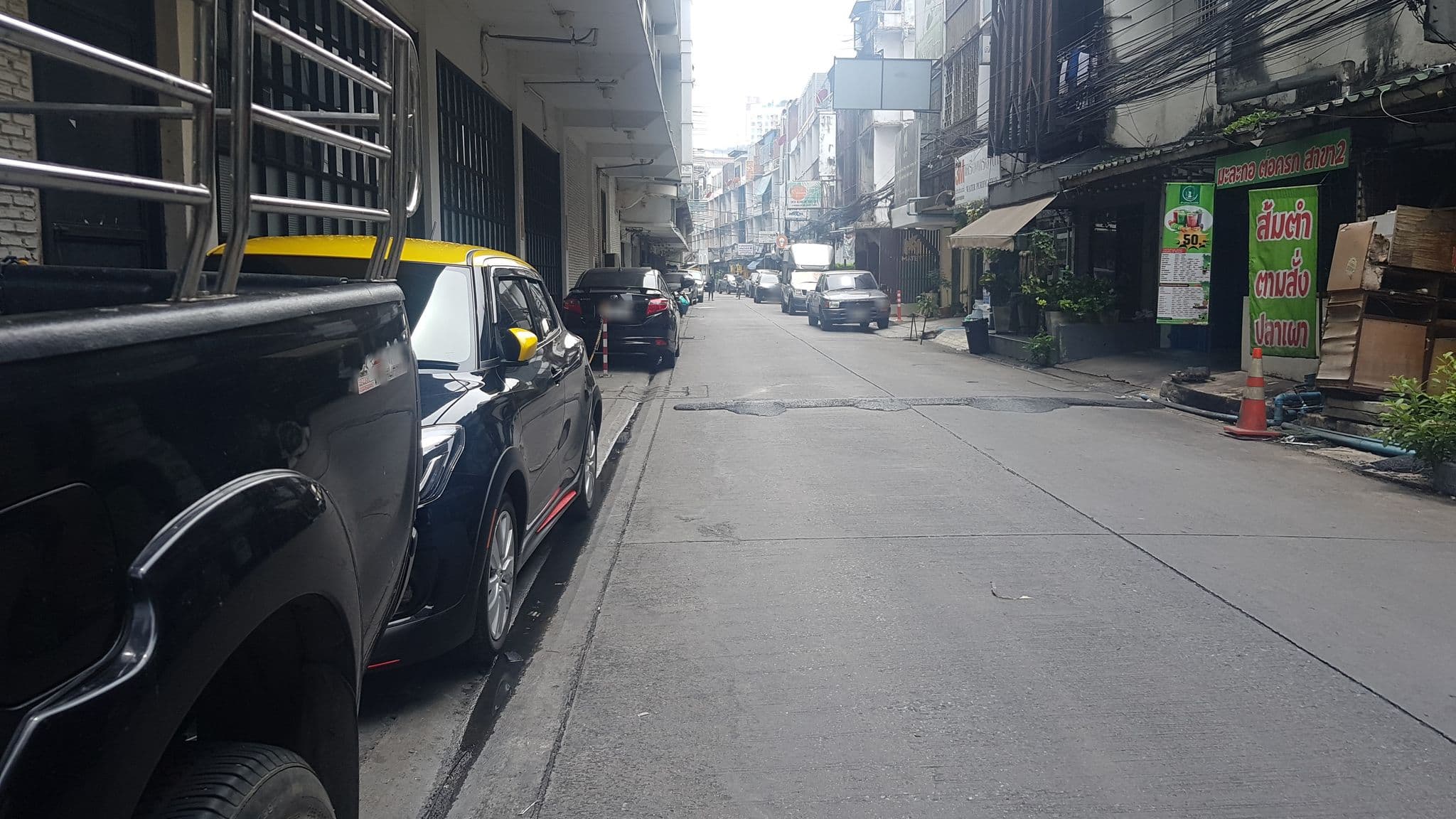 Street view near Mueang Mueang Inn Bangkok, Khlong Toei — © kallhoinz (CC BY-SA · Mapillary)