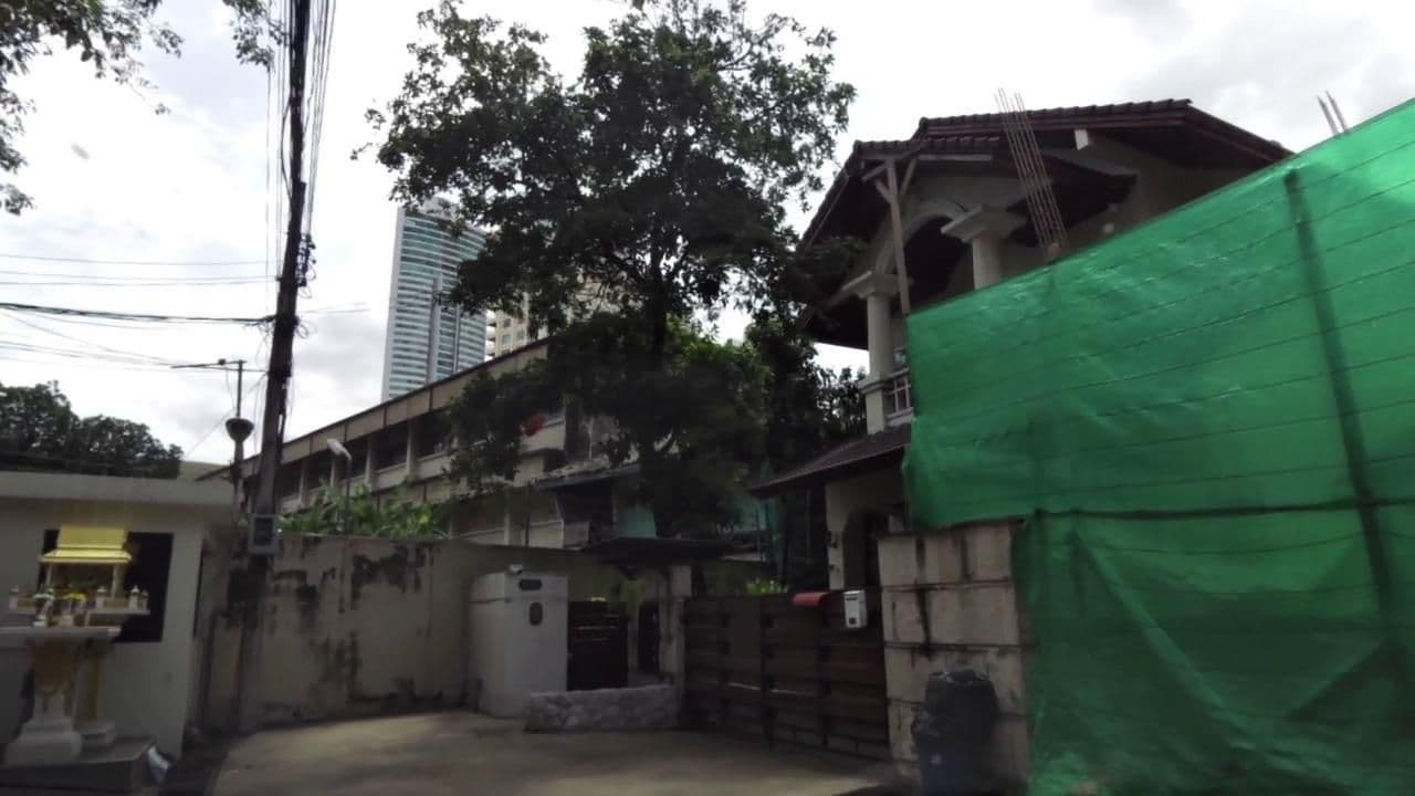 Street view near Swimming Pool @ Queen's Park View, Watthana — © toffy (CC BY-SA · Mapillary)