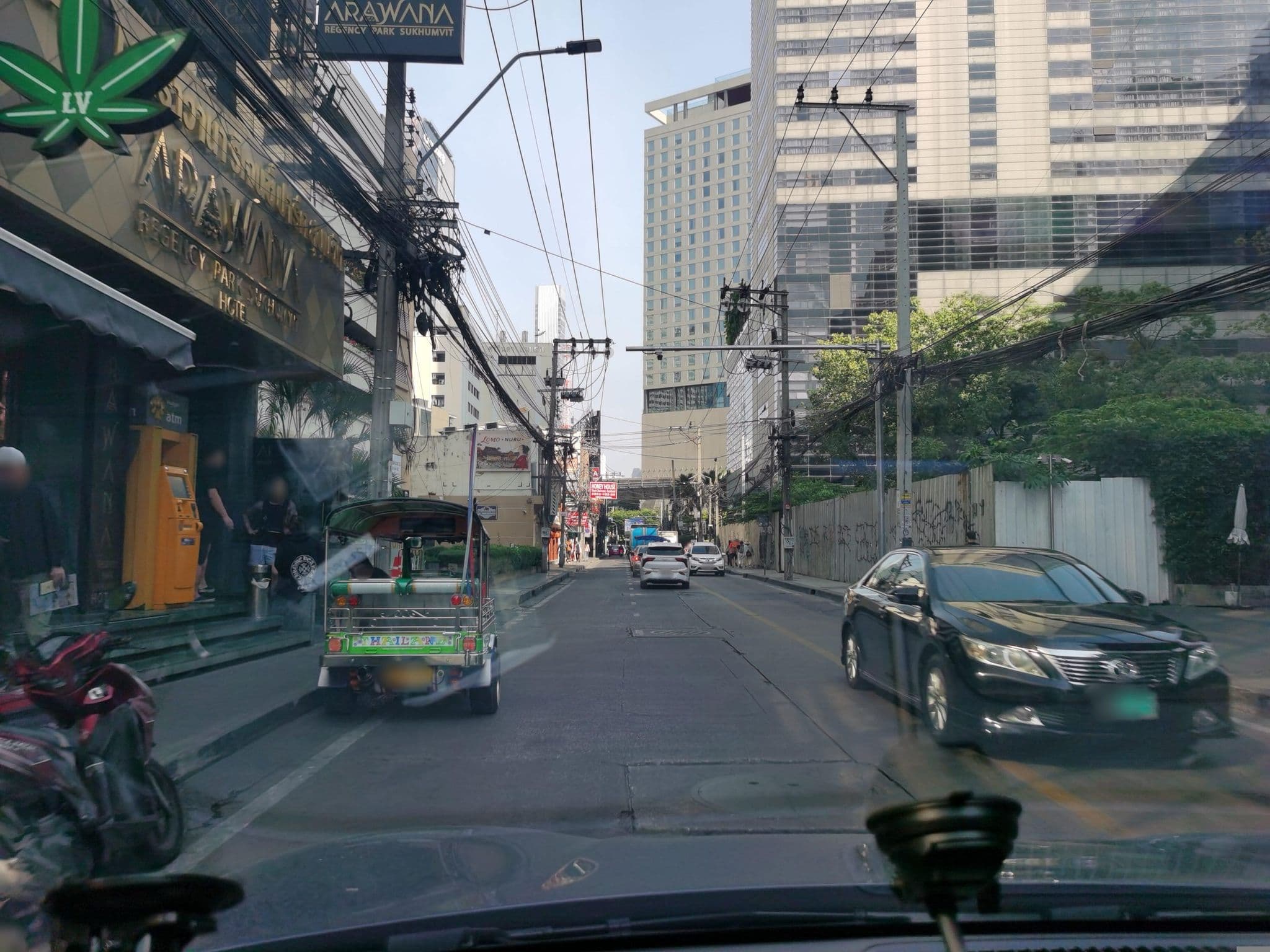 Street view near Swimming Pool @ Windsor Suite Hotel, Watthana — © lin_wang (CC BY-SA · Mapillary)