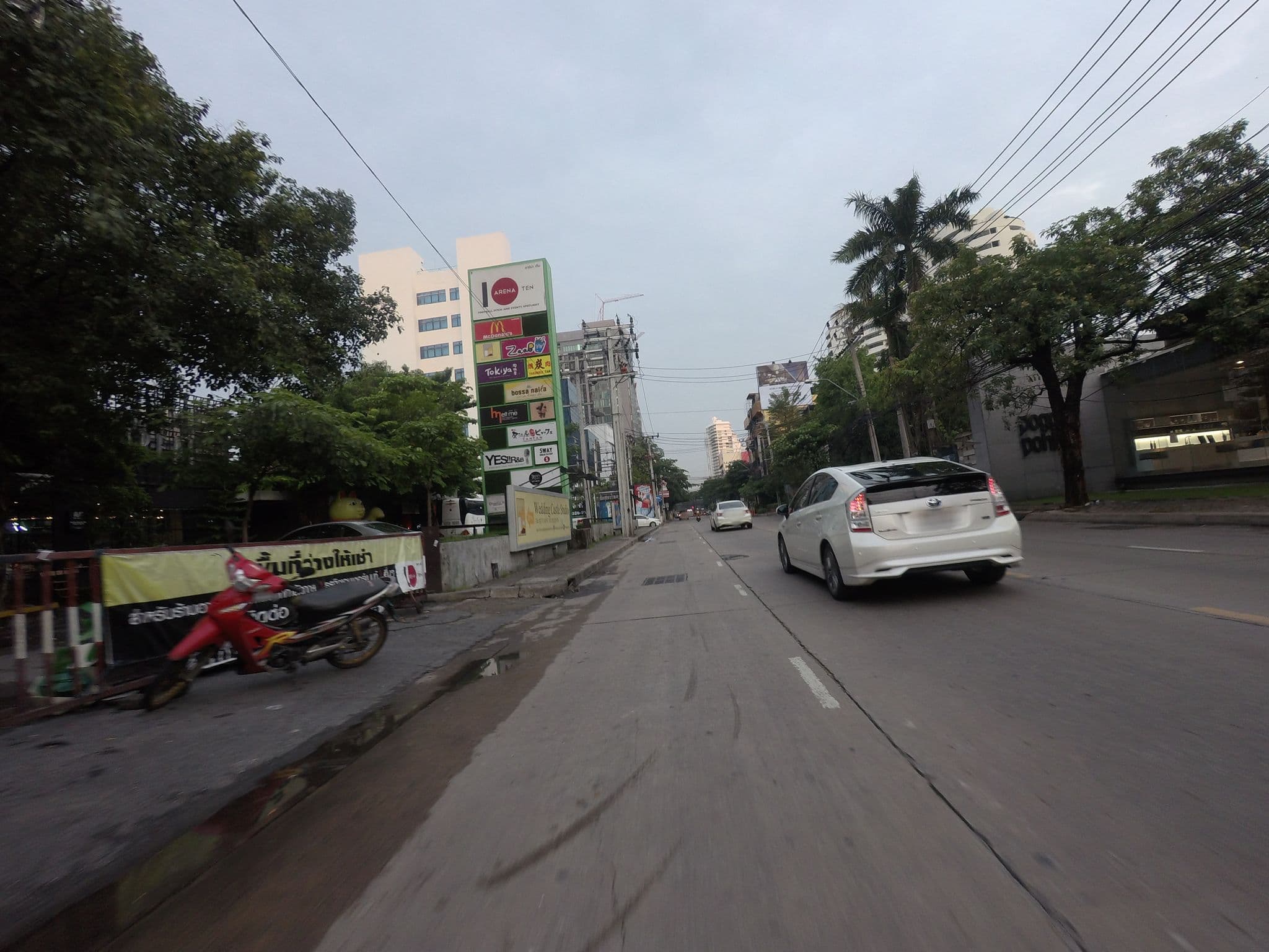 Street view near Sareerarom tropical spa, Watthana — © mishari (CC BY-SA · Mapillary)