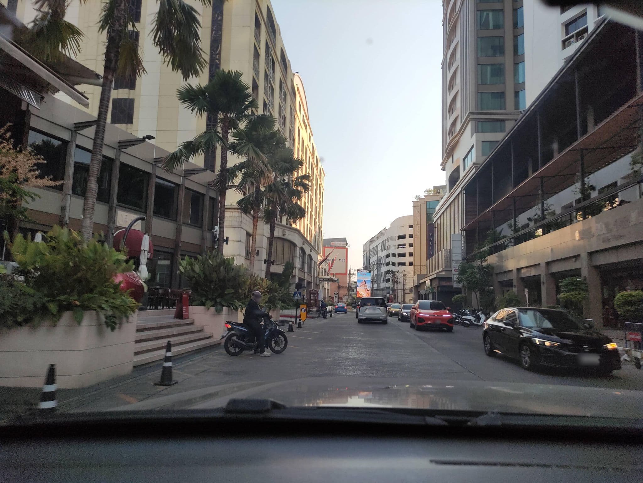 Street view near The Davis Corner Wing, Khlong Toei — © kasetitkml_pipitchai (CC BY-SA · Mapillary)