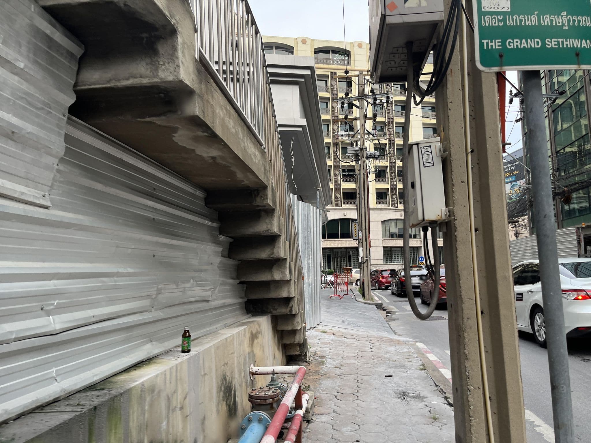 Street view near Valia Hotel, Khlong Toei — © tao (CC BY-SA · Mapillary)