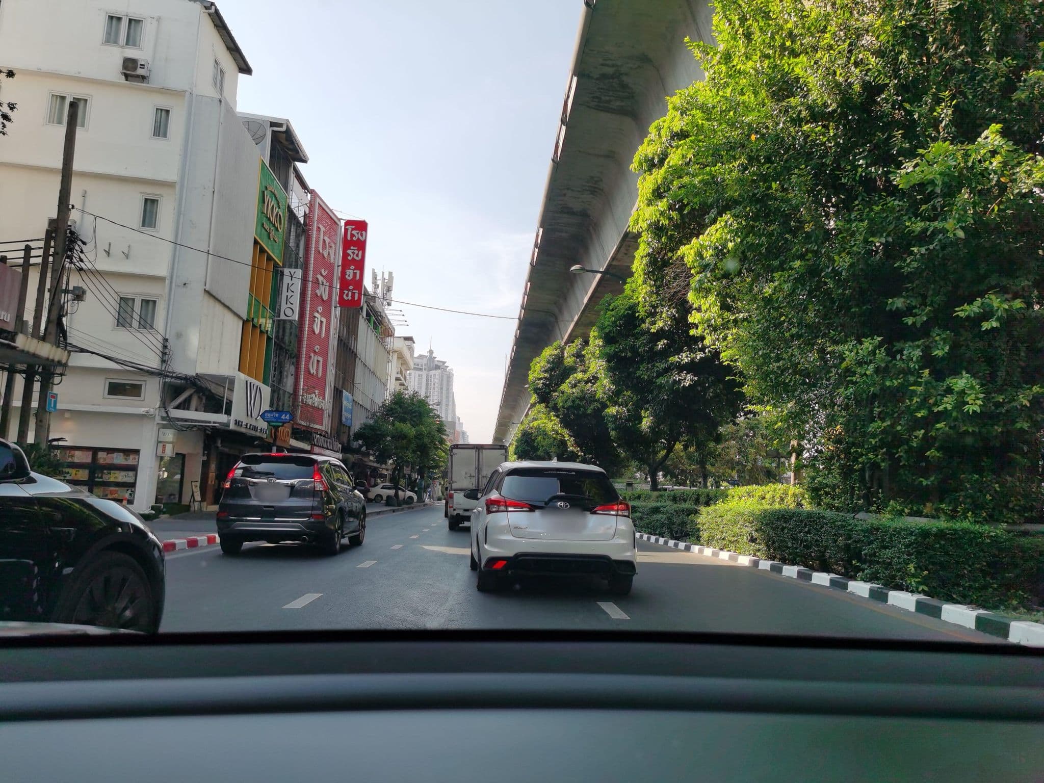 Street view near Little Corner, Khlong Toei — © lin_wang (CC BY-SA · Mapillary)