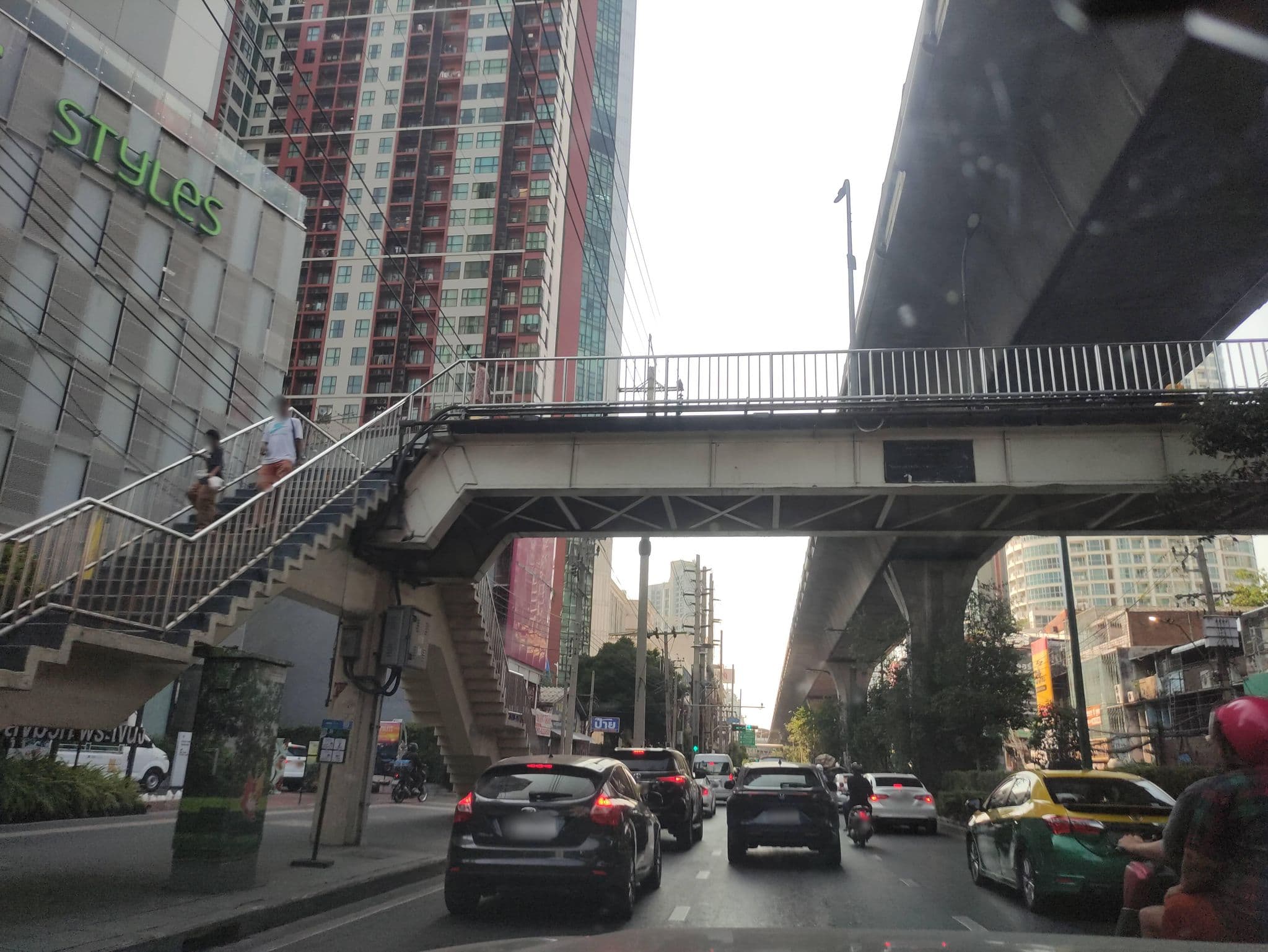 Street view near โรงแรม ไอบิส สไตล์ กรุงเทพ สุขุมวิท พระโขนง, Khlong Toei — © kasetitkml_pipitchai (CC BY-SA · Mapillary)