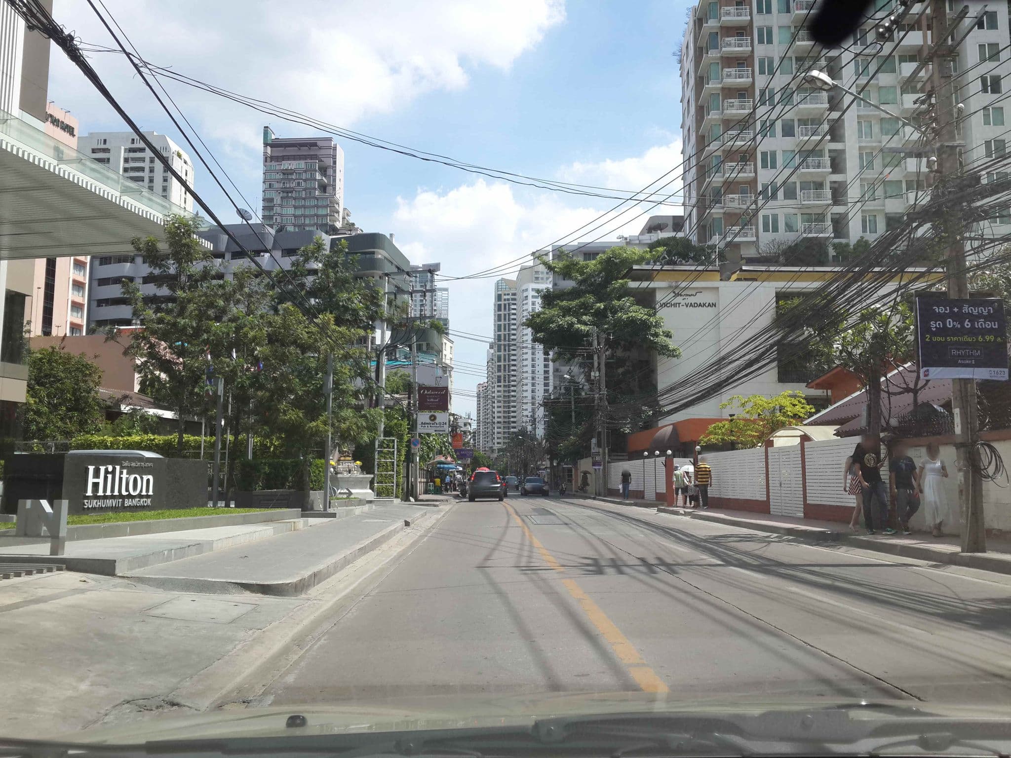 Street view near The Presidential Suite at Hilton Sukhumvit, Watthana — © mishari (CC BY-SA · Mapillary)