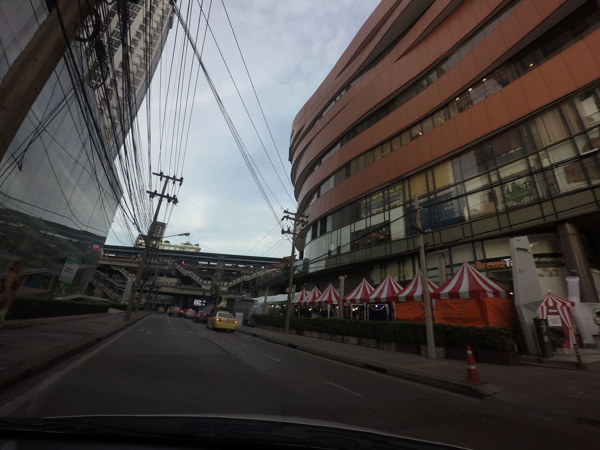 Street view near Swimming Pool @ The Address 42, Khlong Toei — © mishari (CC BY-SA · Mapillary)