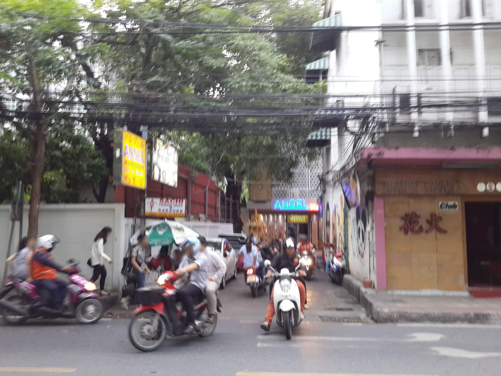 Street view near Swimming Pool, Watthana — © mishari (CC BY-SA · Mapillary)