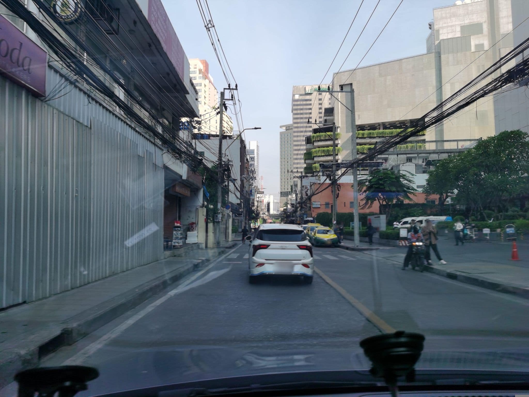 Street view near The Imperial Queen's Park Hotel, Watthana — © lin_wang (CC BY-SA · Mapillary)