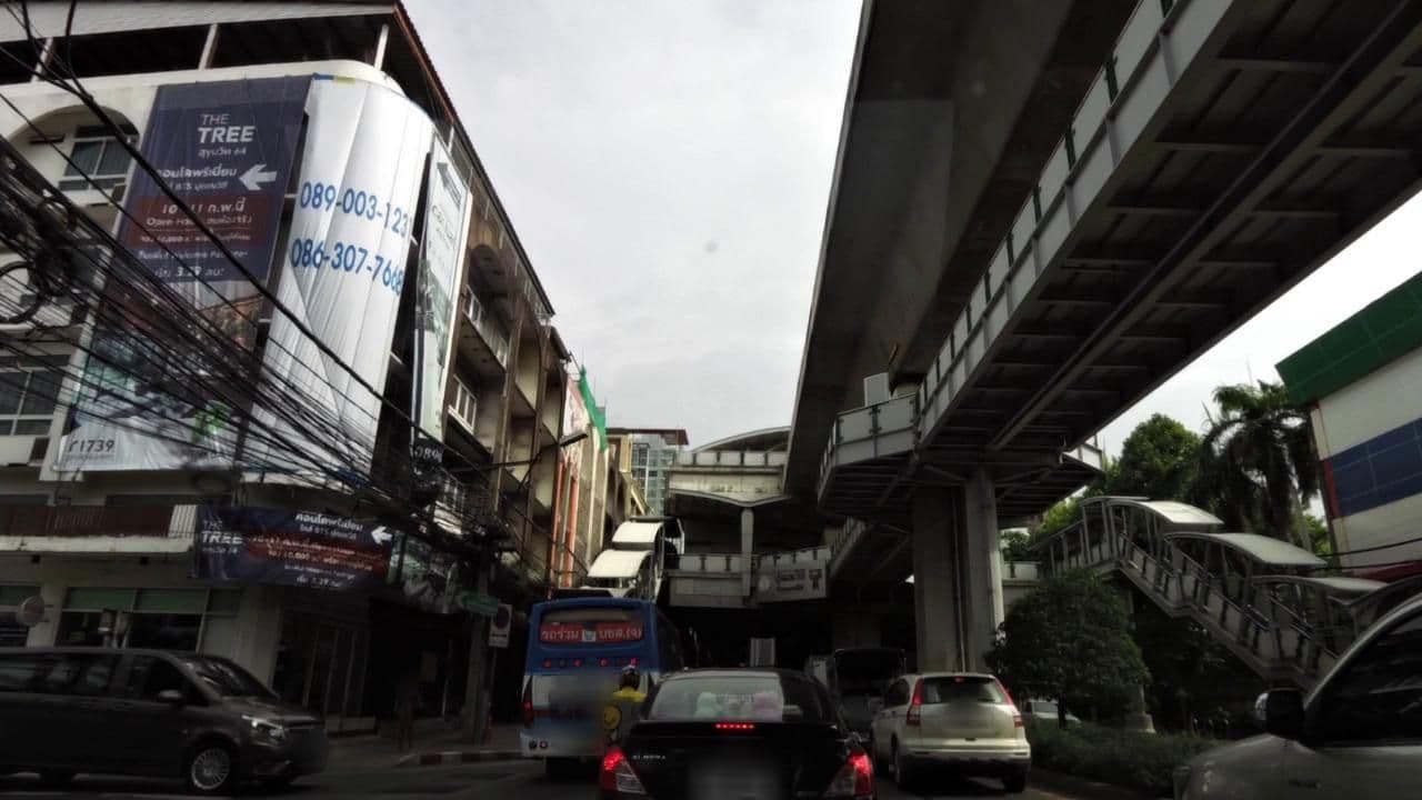 Street view near Merlin Lodge, Phra Khanong — © toffy (CC BY-SA · Mapillary)