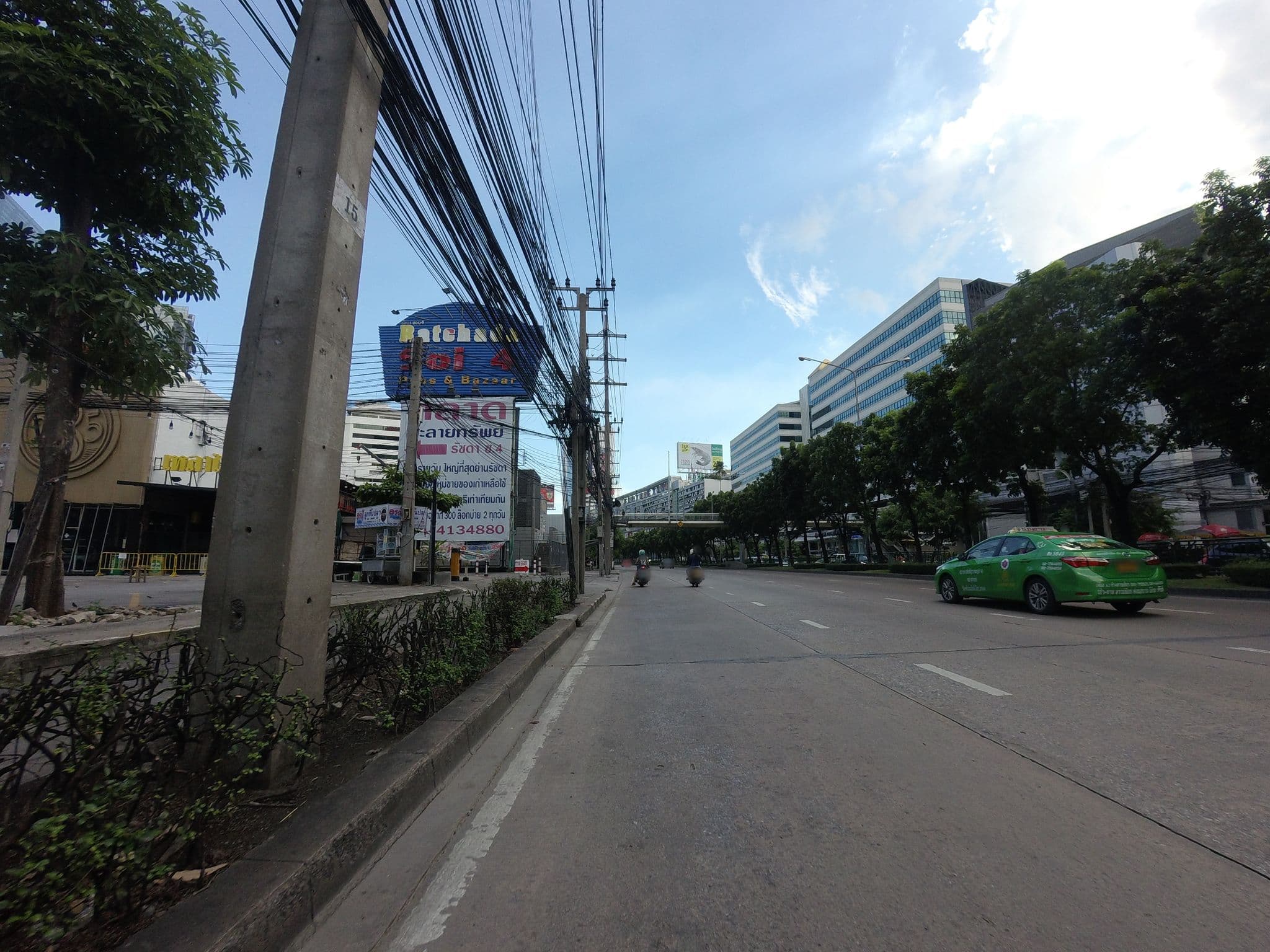 Street view near Royal Park View Hotel, Huai Khwang — © mishari (CC BY-SA · Mapillary)