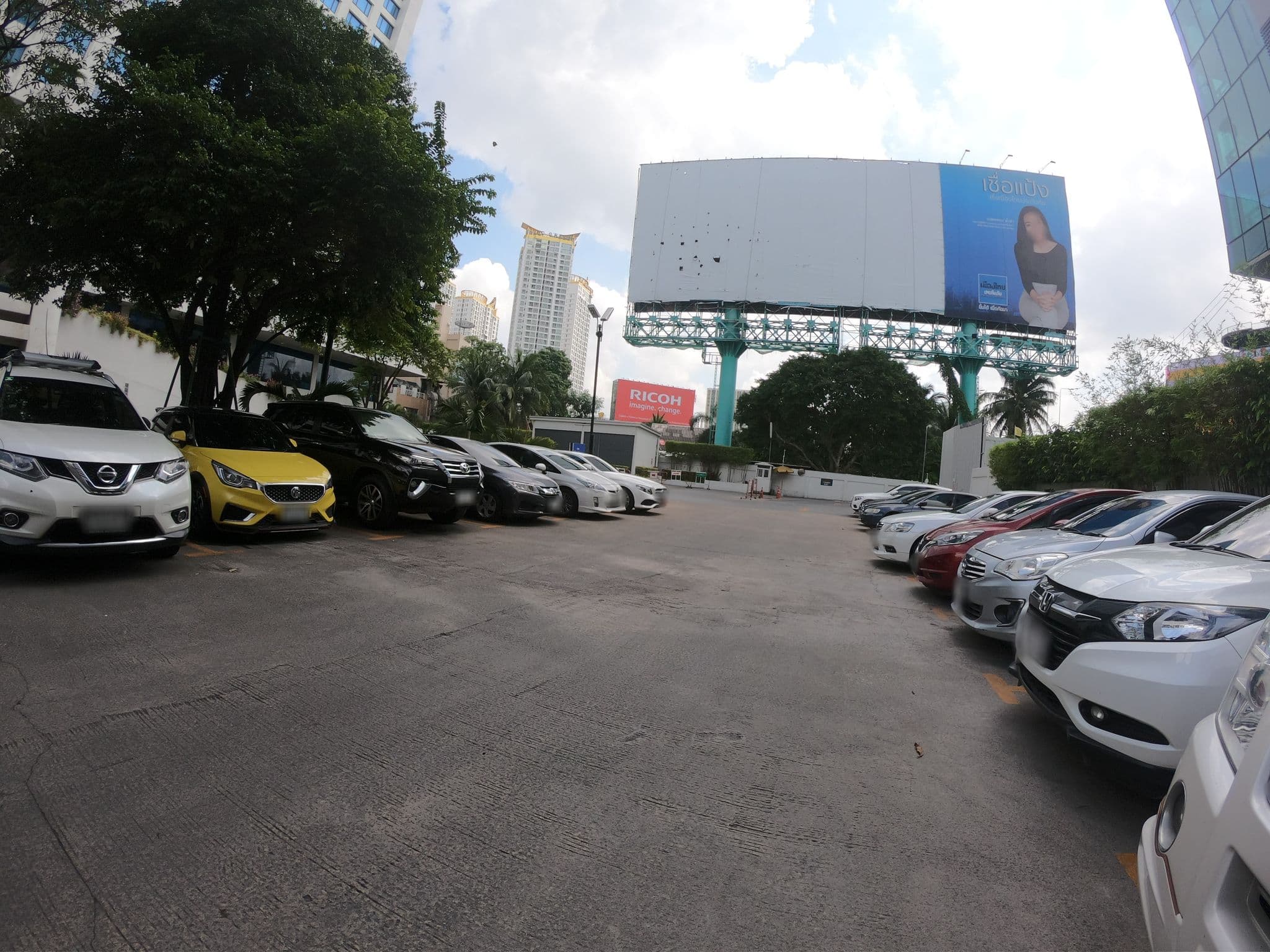 Street view near Radisson hotel, Huai Khwang — © ozflor (CC BY-SA · Mapillary)