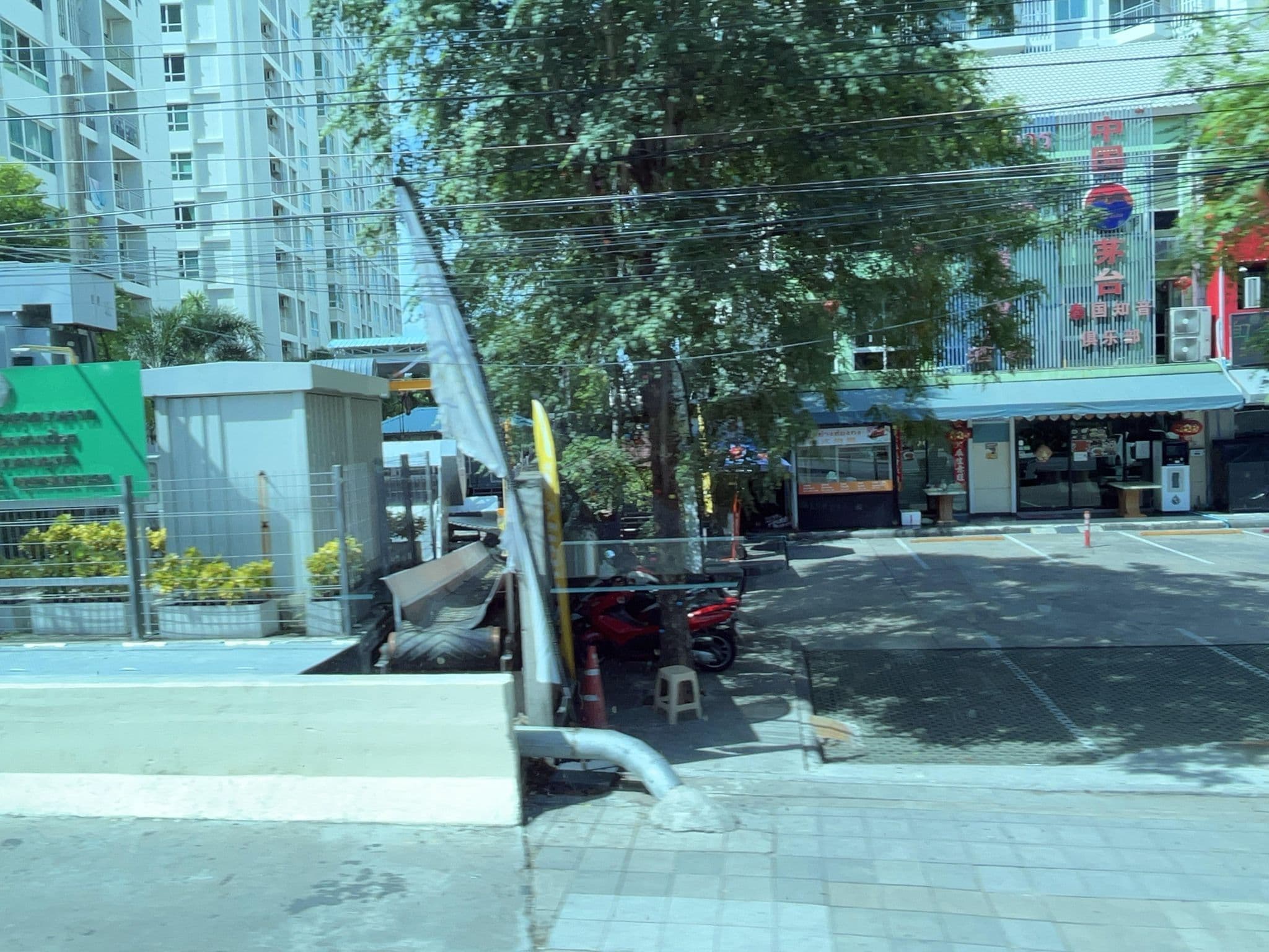 Street view near Kembinski Hotel, Huai Khwang — © DriveWithHoang (CC BY-SA · Mapillary)