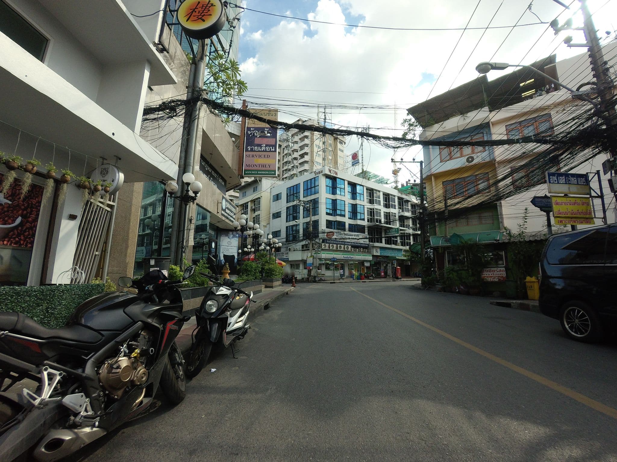 Street view near OBroom, Huai Khwang — © mishari (CC BY-SA · Mapillary)