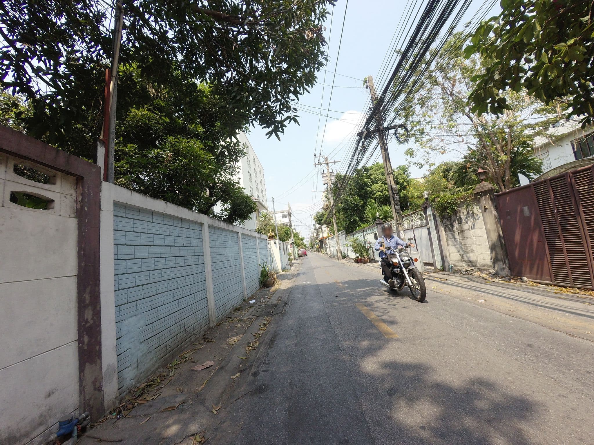 Street view near ชานเมืองแมนชั่น, Huai Khwang — © mishari (CC BY-SA · Mapillary)