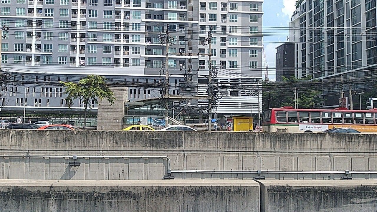 Street view near Meeting Room VIP1 The Emerald Hotel, Huai Khwang — © ozflor (CC BY-SA · Mapillary)