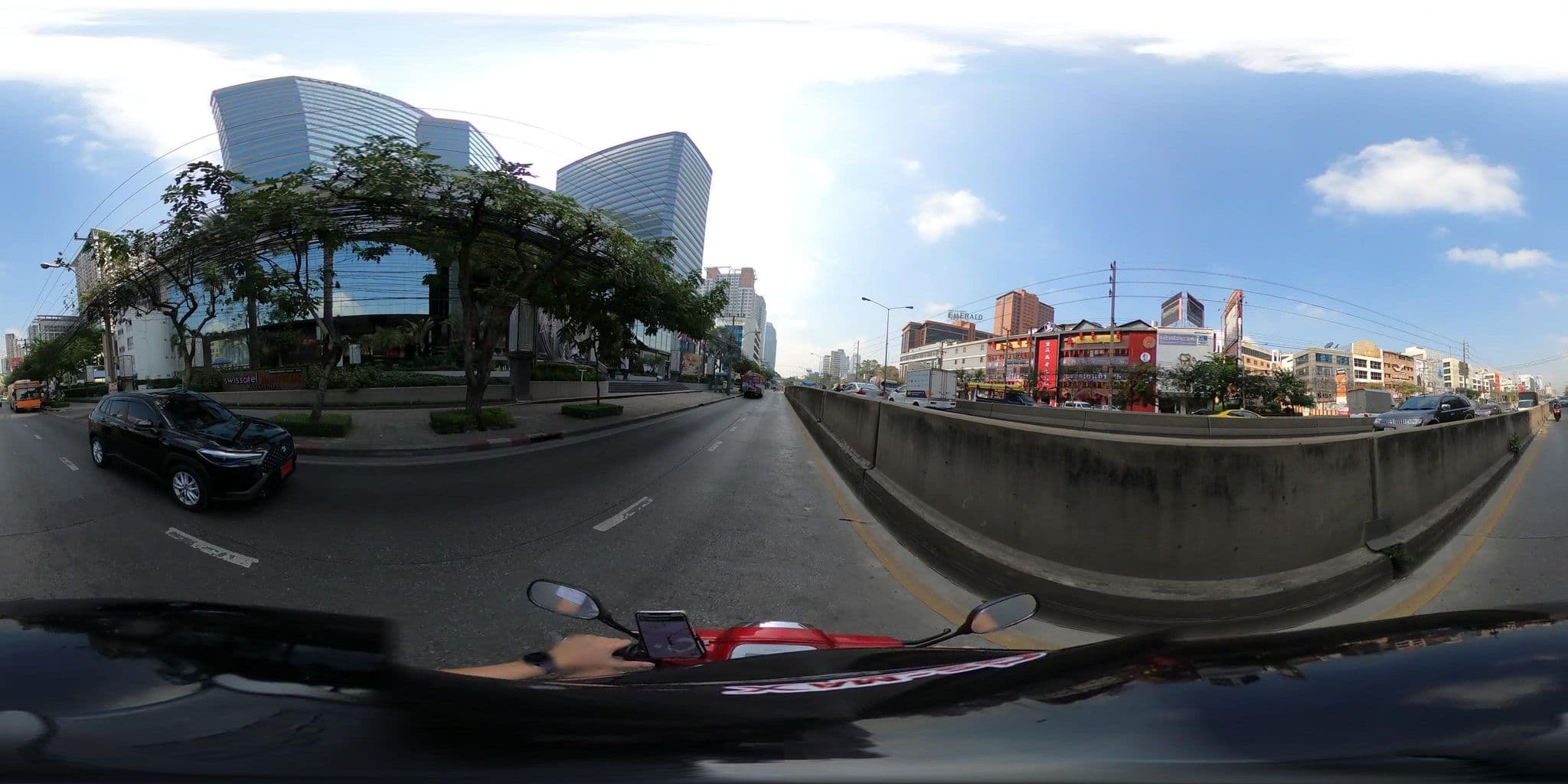 Street view near Swissôtel Bangkok Ratchada, Huai Khwang — © NatchaponJ (CC BY-SA · Mapillary)