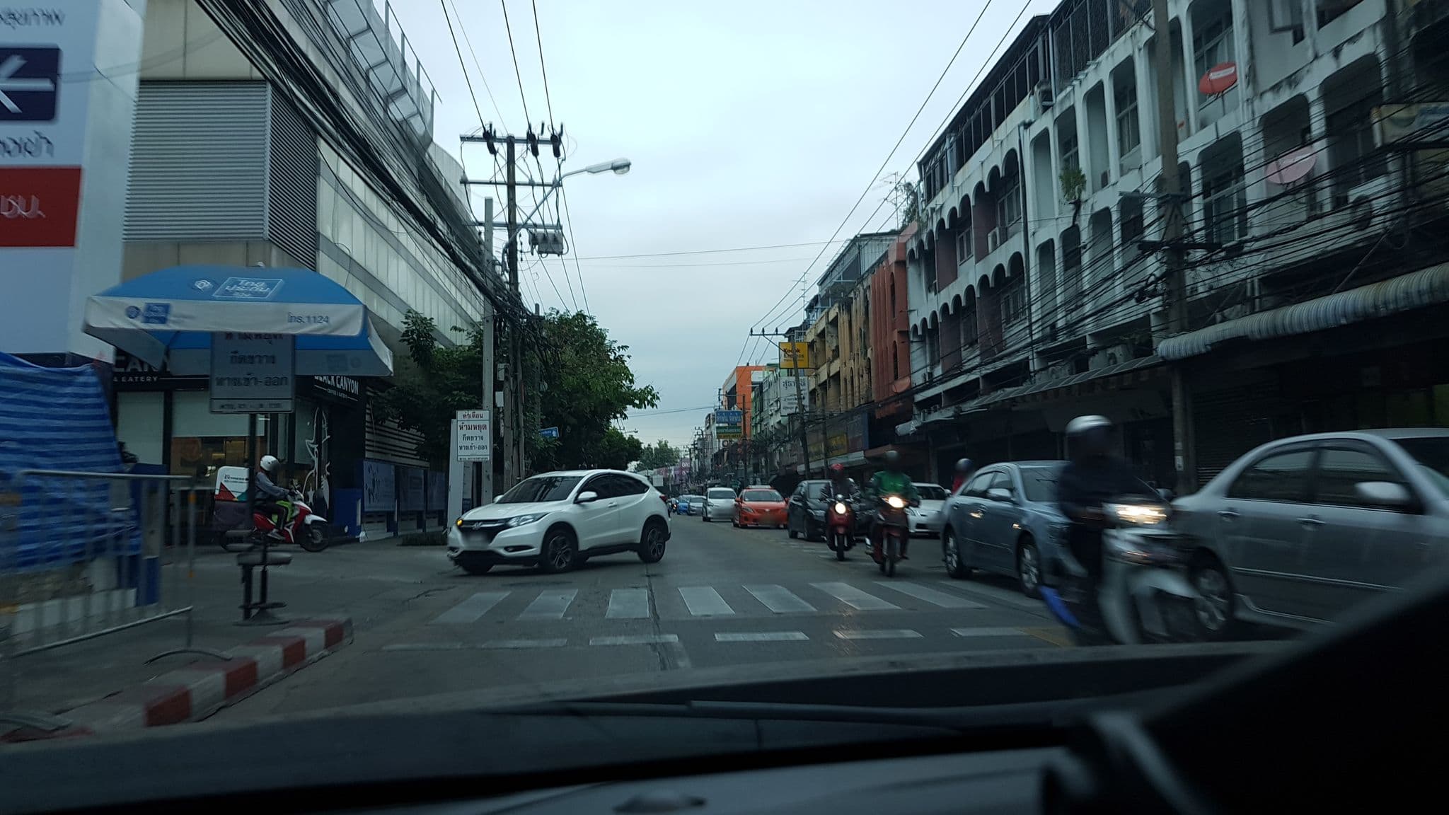 Street view near THE Bedroom (เดอะ เบดรูม) ลาดพร้าว 101, Lat Phrao — © tkth1976 (CC BY-SA · Mapillary)