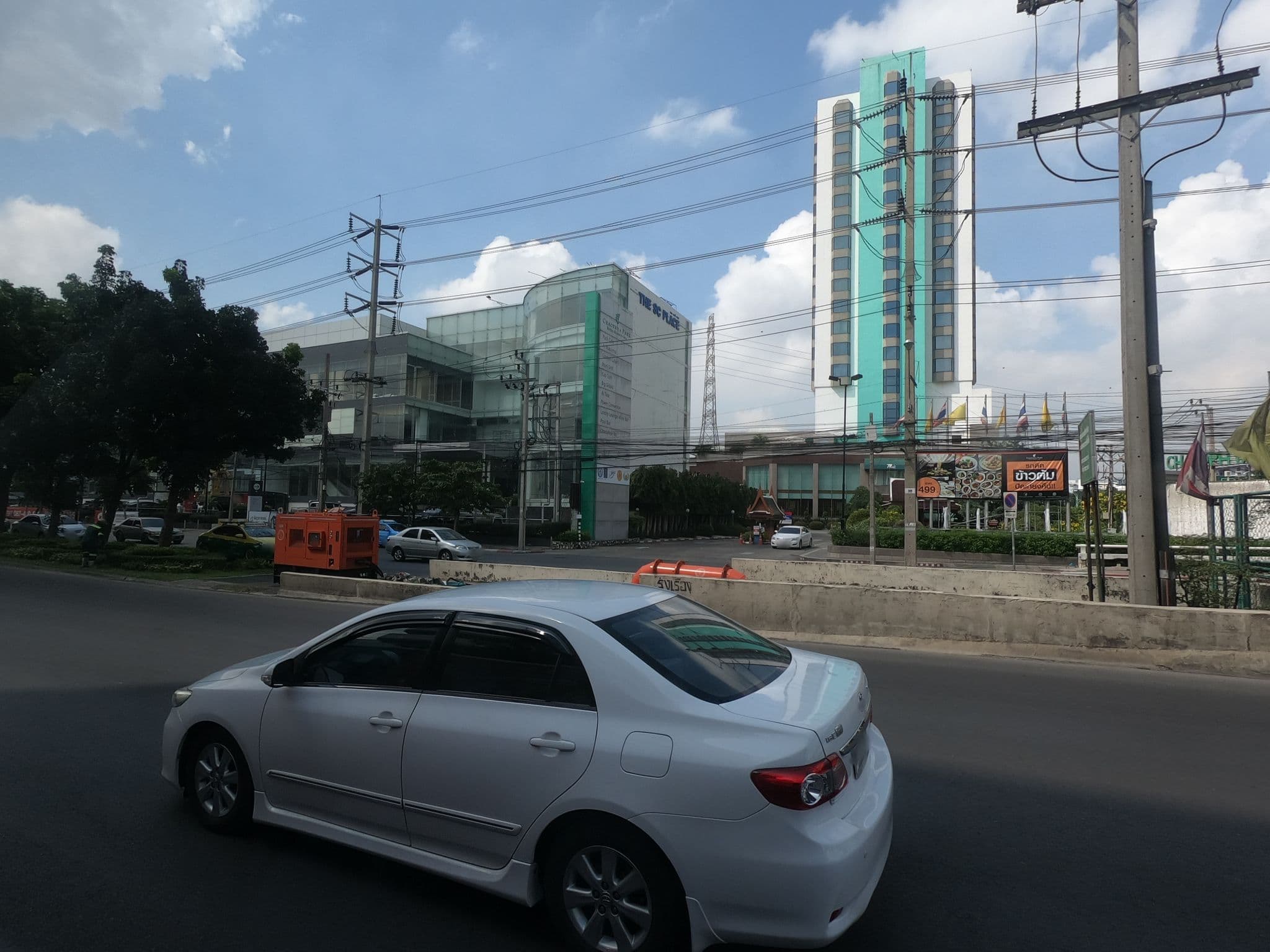 Street view near Front Office of Chaopraya Park hotel, Din Daeng — © ozflor (CC BY-SA · Mapillary)