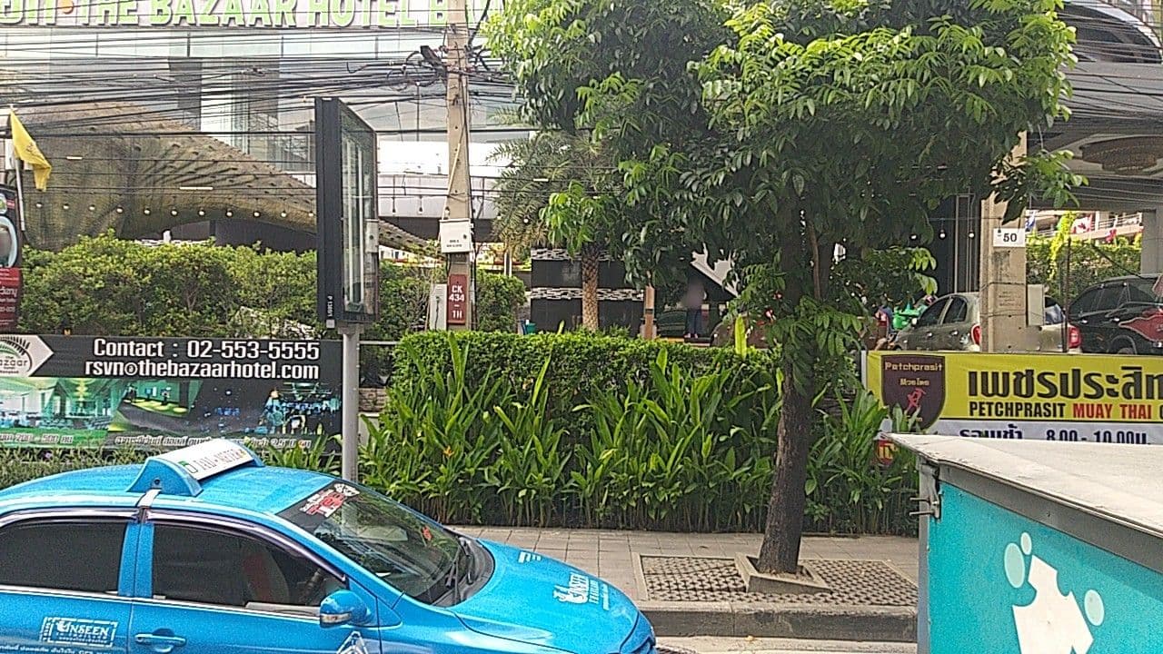 Street view near สระว่ายน้ำรีเจนท์โฮม, Chomphon — © ozflor (CC BY-SA · Mapillary)