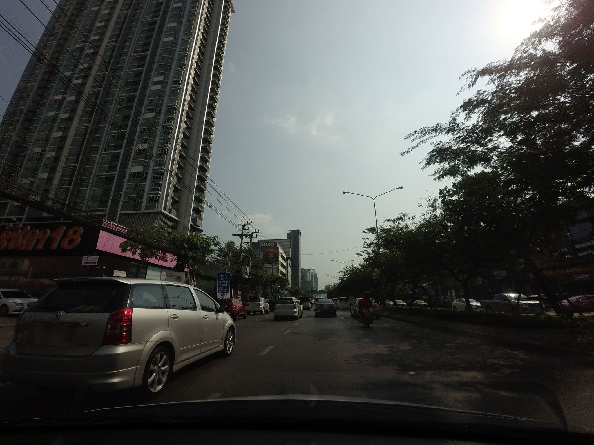 Street view near Pietra Bangkok Hotel, Din Daeng — © mishari (CC BY-SA · Mapillary)