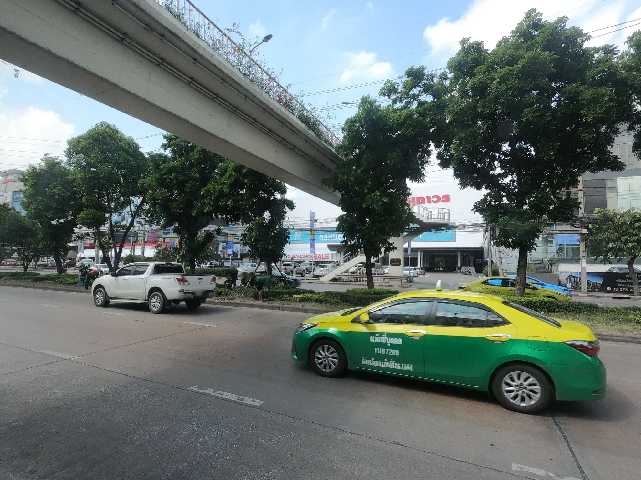 Street view near โรงแรมเดอะแทรเวลเลอร์, Din Daeng — © ozflor (CC BY-SA · Mapillary)
