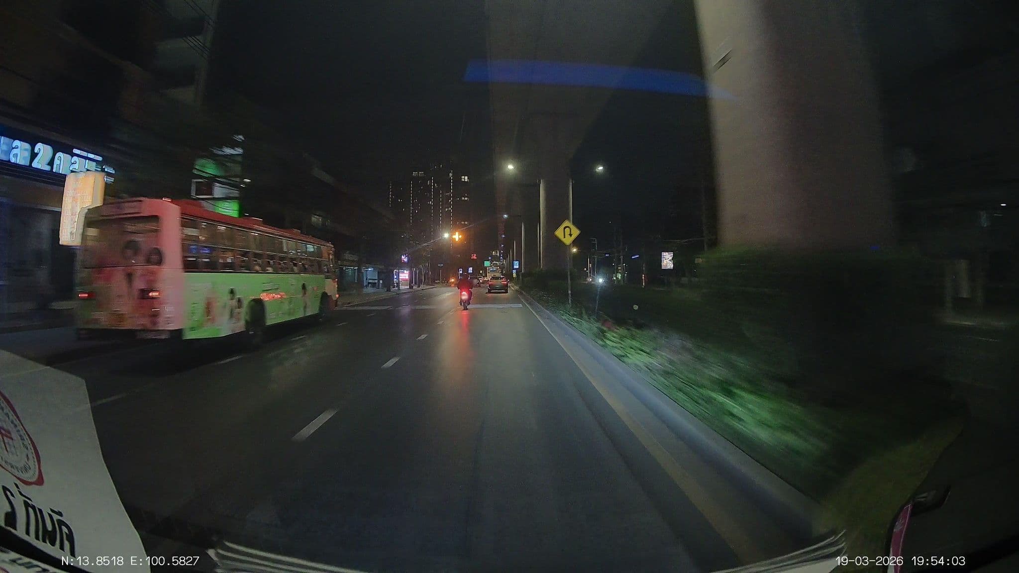 Street view near Phahonyothin Park Place (พหลโยธินพาร์คเพลส), Sena Nikhom — © ThailandCambodia (CC BY-SA · Mapillary)