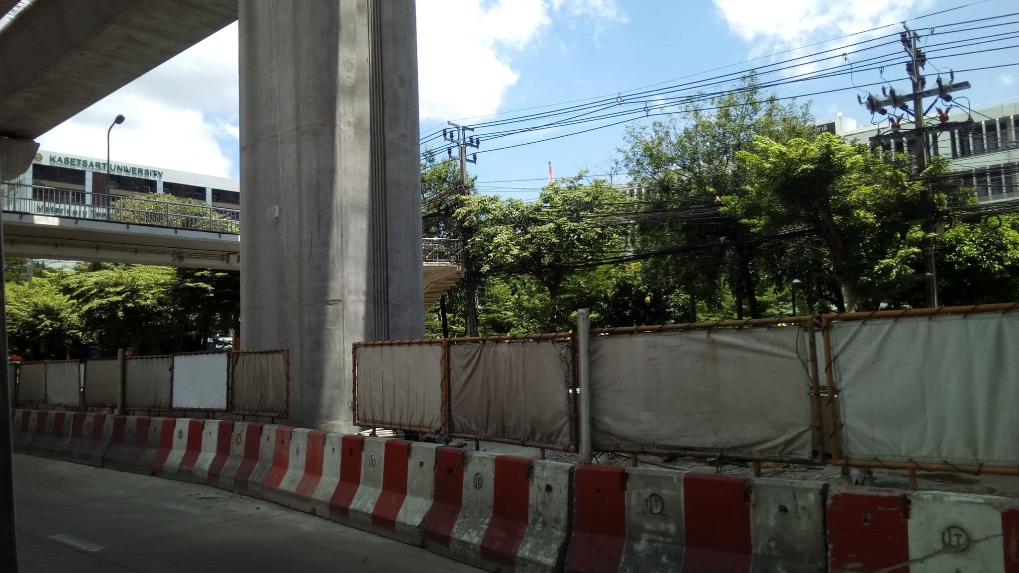 Street view near Ballroom C โรงแรมมารวย, Sena Nikhom — © ozflor (CC BY-SA · Mapillary)