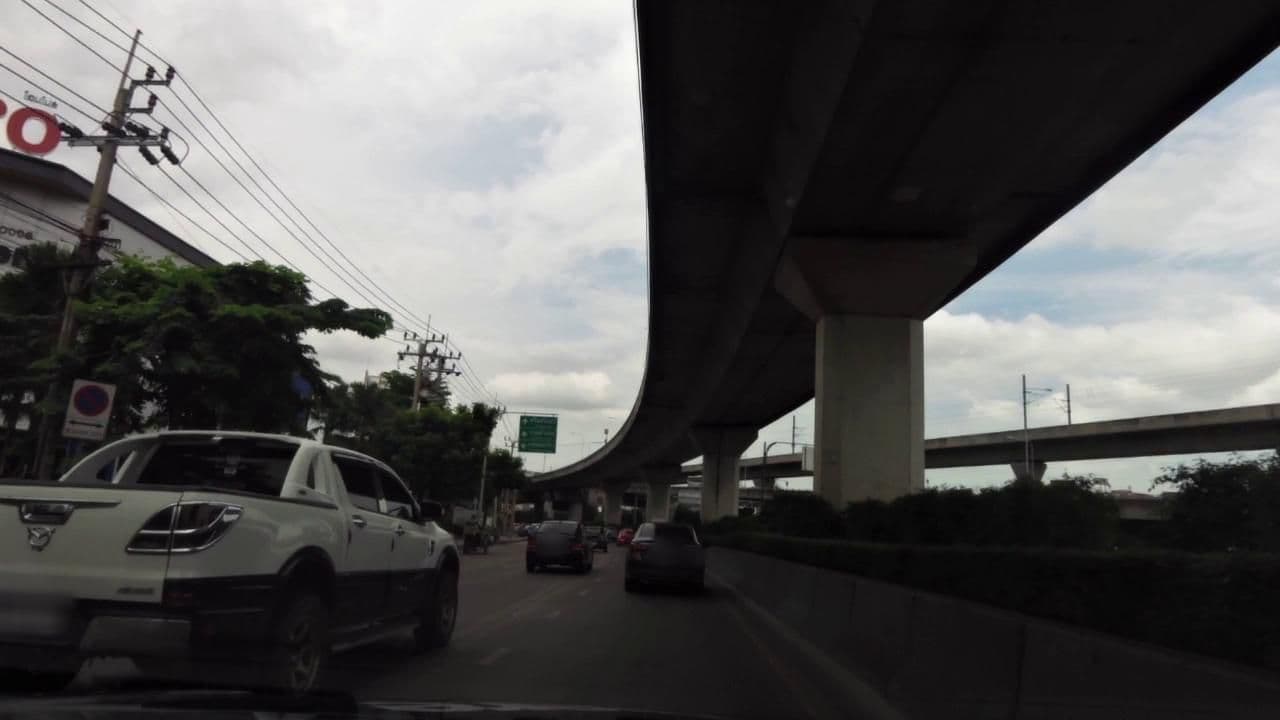 Street view near Kempinski Jakarta, Ban Khlong Sakae — © toffy (CC BY-SA · Mapillary)