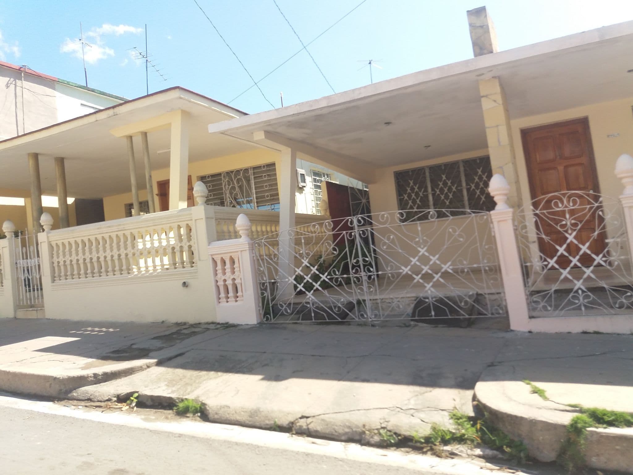Street view near Hostal colonial Alina y Riguito, Cienfuegos