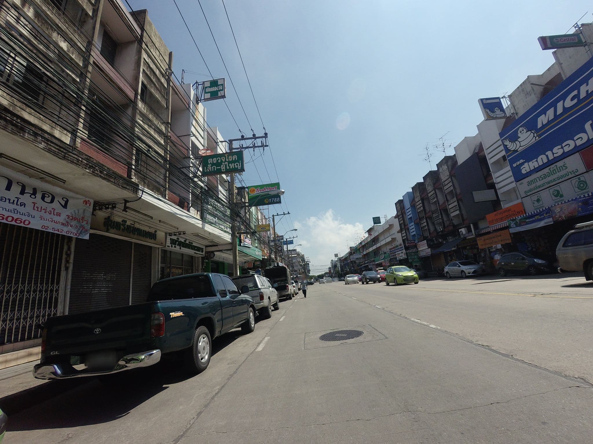 Street view near เอเซียเรสิเดนท์, Khlong Chan — © mishari (CC BY-SA · Mapillary)