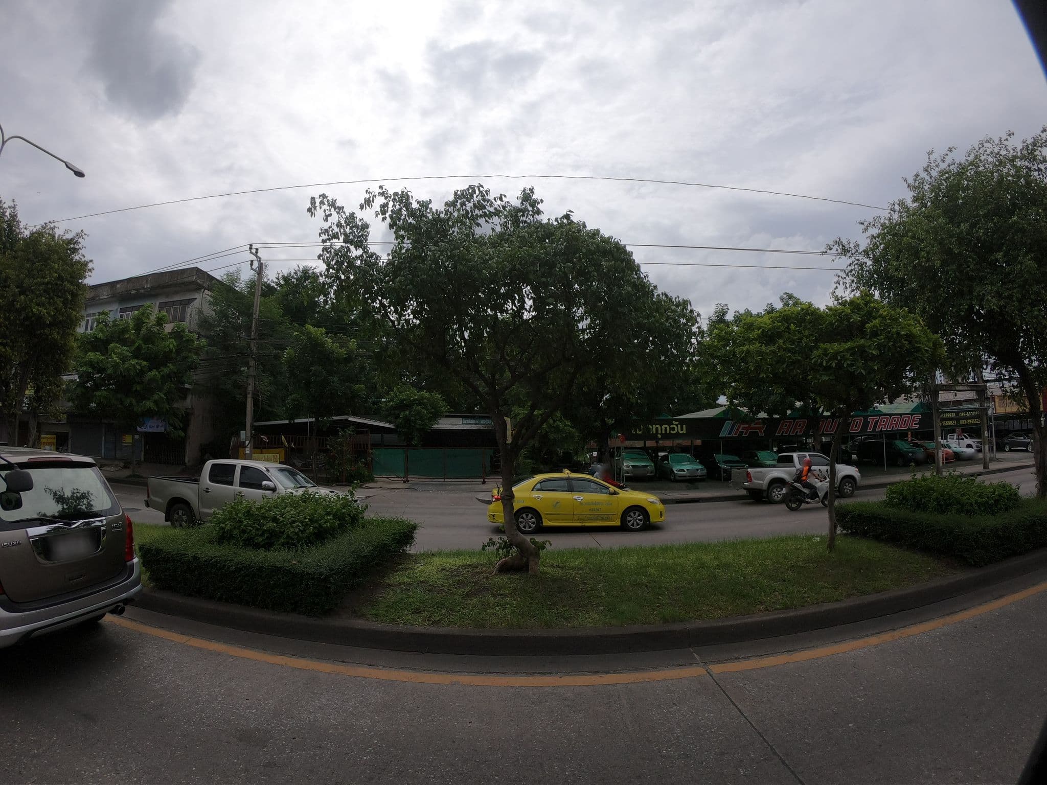 Street view near สุขุมวิท, Khlong Chan — © ozflor (CC BY-SA · Mapillary)