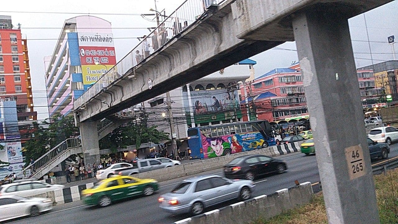 Street view near Navanakorn Golden View Hotel, Khlong Luang — © ozflor (CC BY-SA · Mapillary)