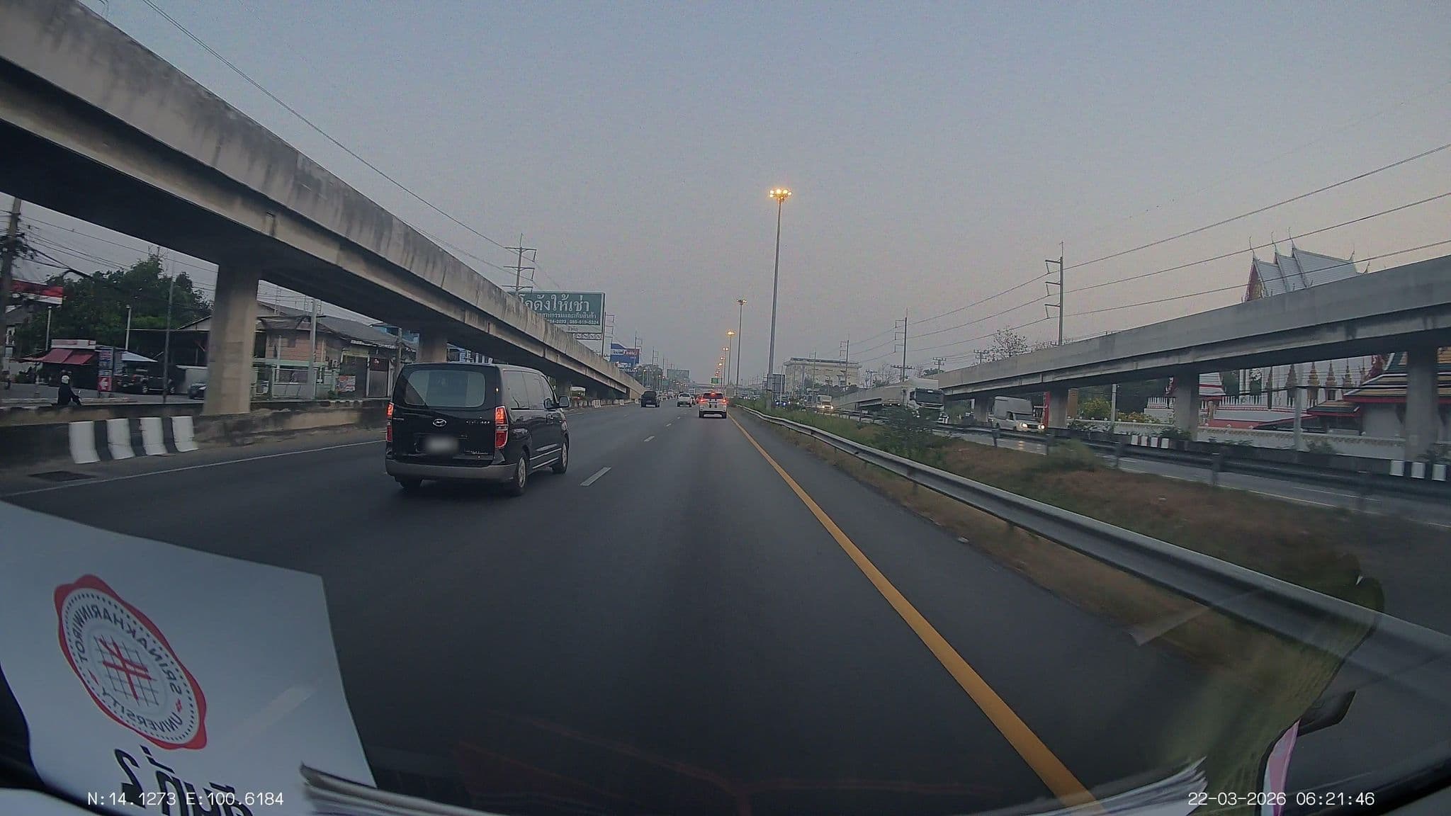 Street view near ห้องประชุมปทุมมาศ โรงแรมแมนฮัตตัน, Khlong Luang — © ThailandCambodia (CC BY-SA · Mapillary)