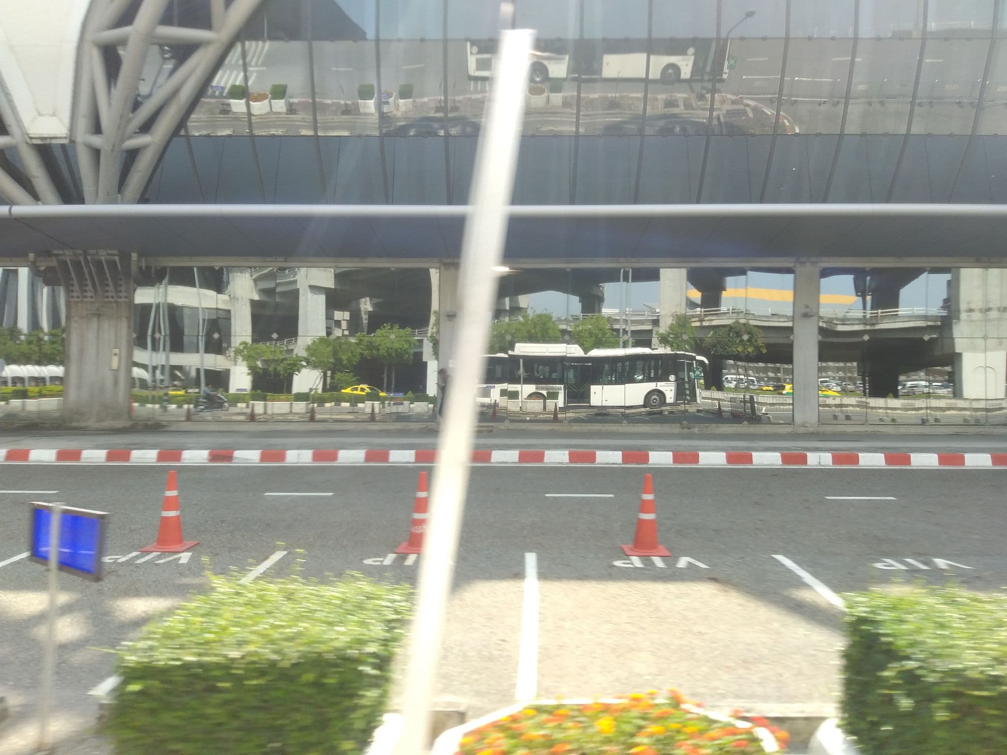 Street view near Louis' Tavern Dayroom Hotel, Latkrabang — © ozflor (CC BY-SA · Mapillary)