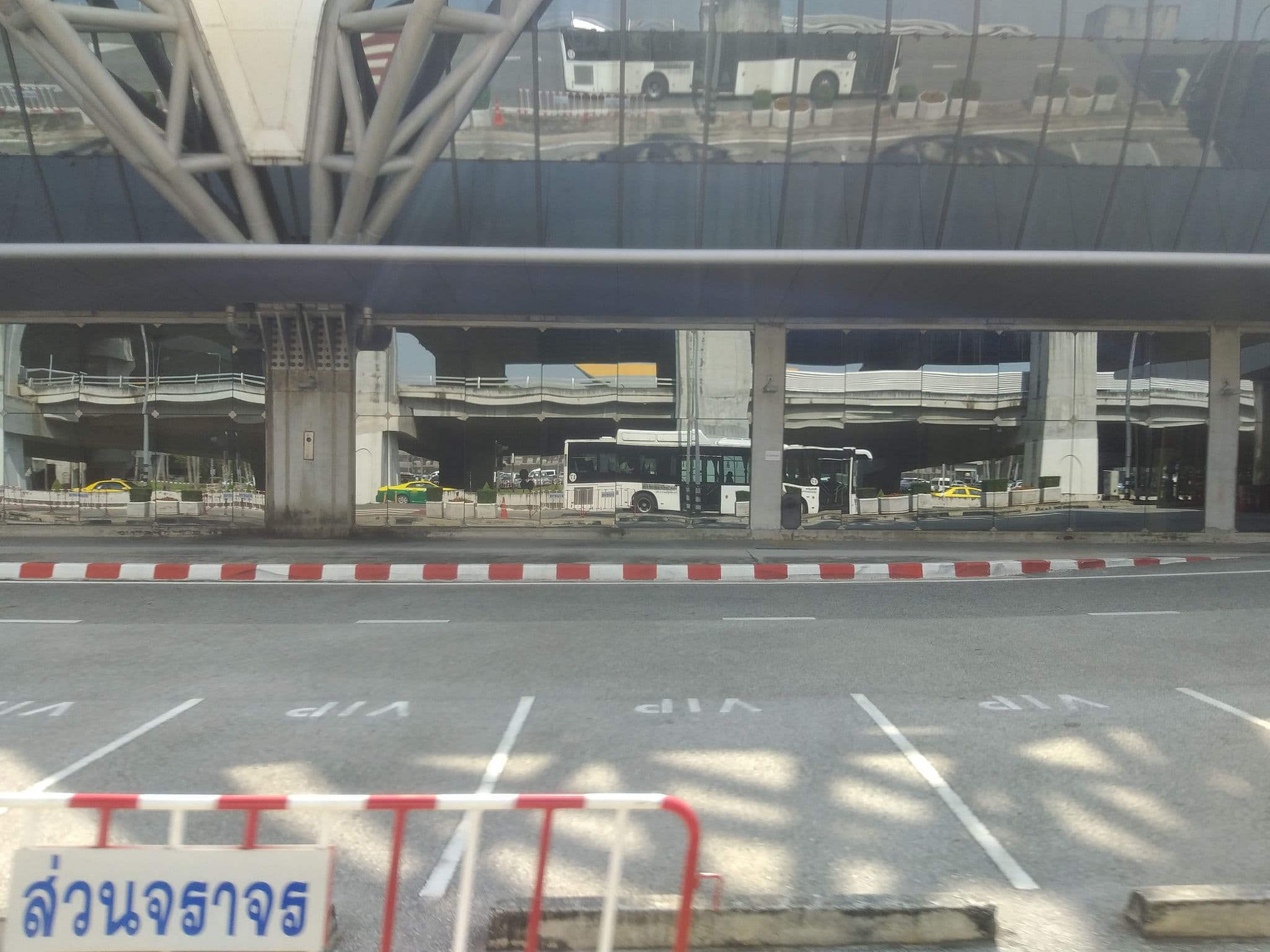 Street view near Dayrooms, Latkrabang — © ozflor (CC BY-SA · Mapillary)