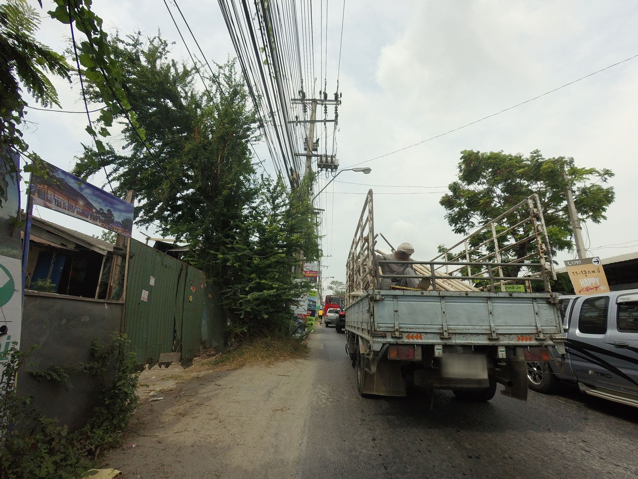 Street view near Convenient Grand Hotel, Lat Krabang — © mishari (CC BY-SA · Mapillary)