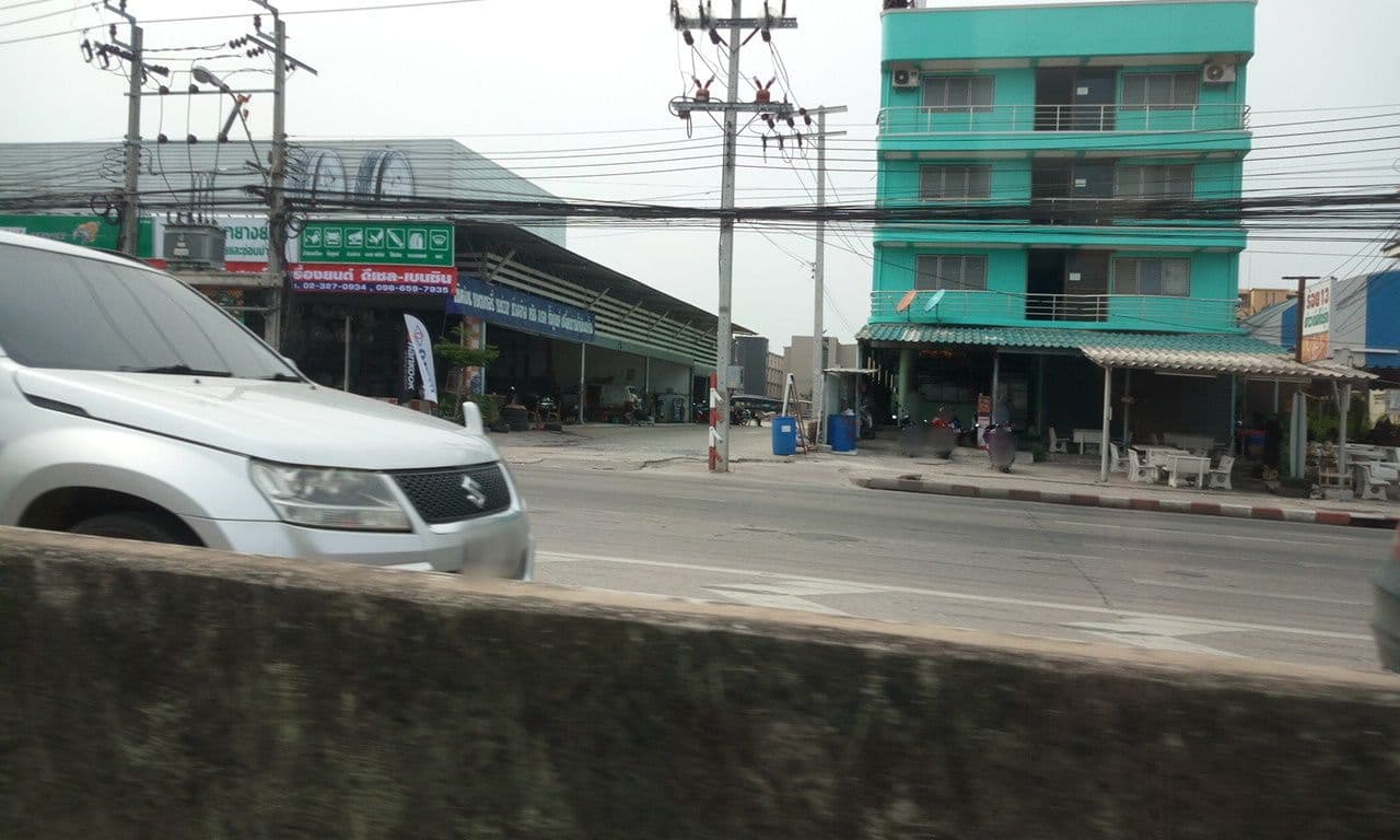 Street view near ทองทา รีสอร์ทแอนด์สปา, Lat Krabang — © ozflor (CC BY-SA · Mapillary)