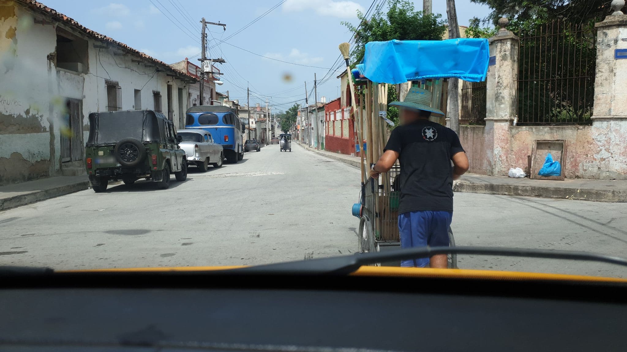 Street view near El Castillo Rosado, Santa Clara