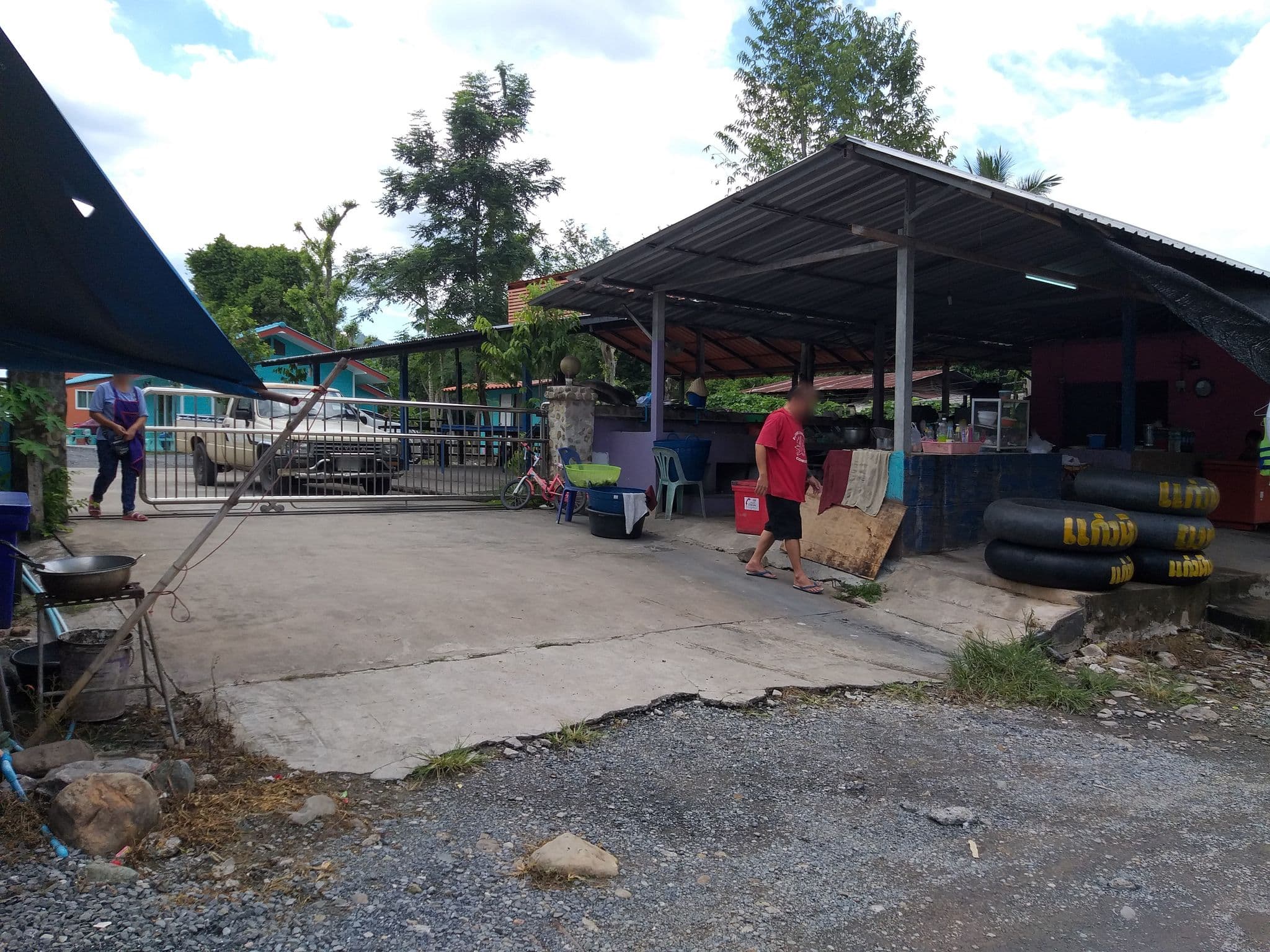 Street view near บ้านสวนไผ่ ริมแก่งเทียม, Ban Noen Hom — © ozflor (CC BY-SA · Mapillary)