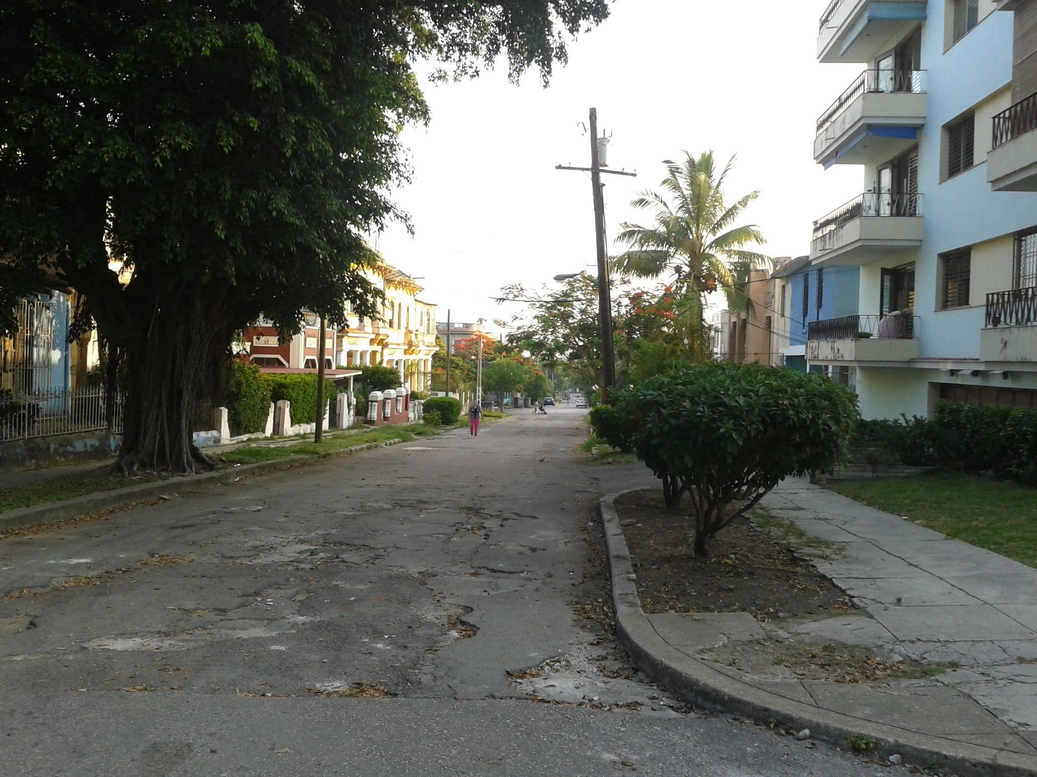Street view near Family 2Bdr Apart, Víbora — © elpbatista (CC BY-SA · Mapillary)