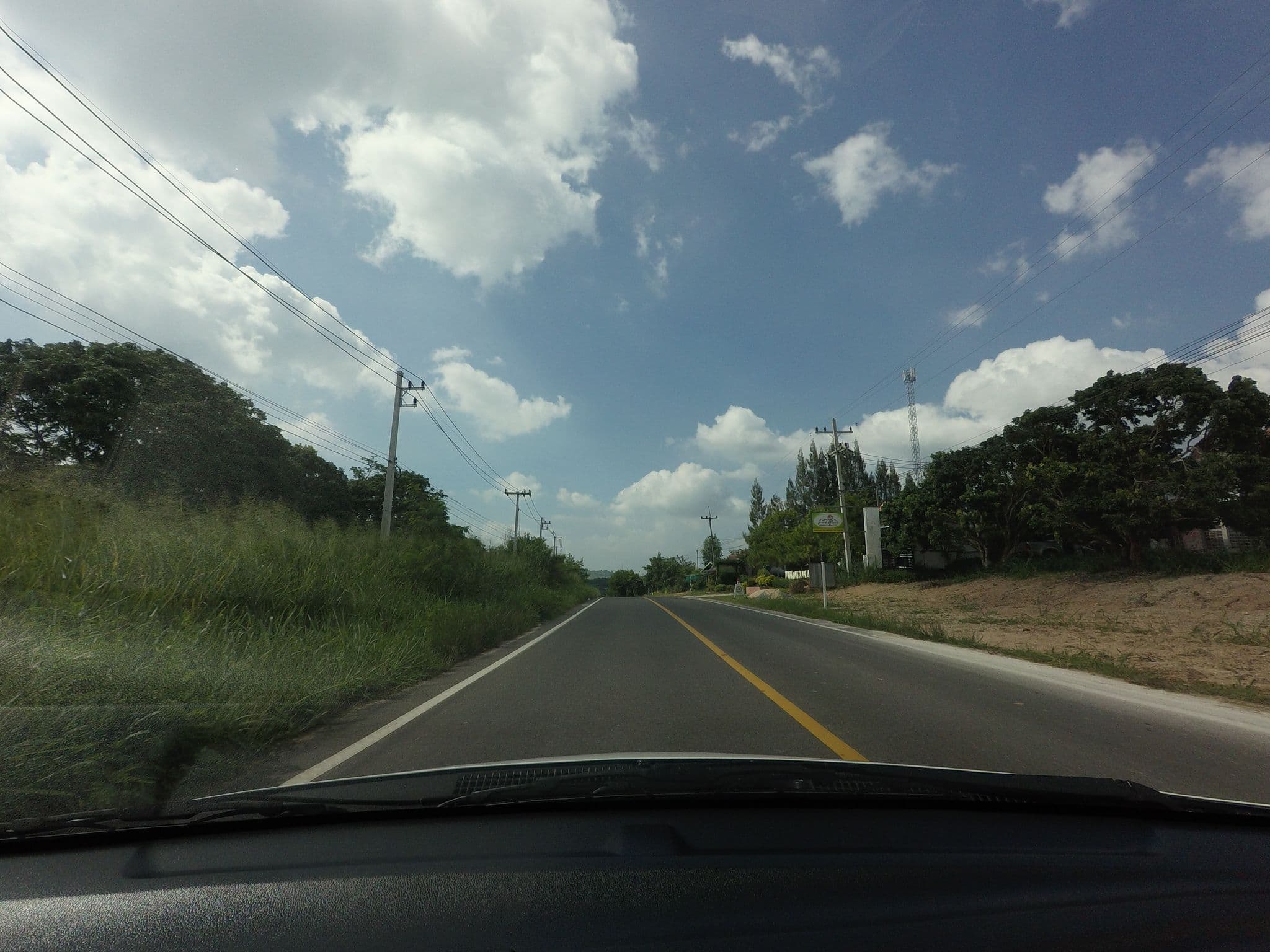 Street view near Gold Mountain Resort  วังนำ้เขียว, Na Di — © mishari (CC BY-SA · Mapillary)