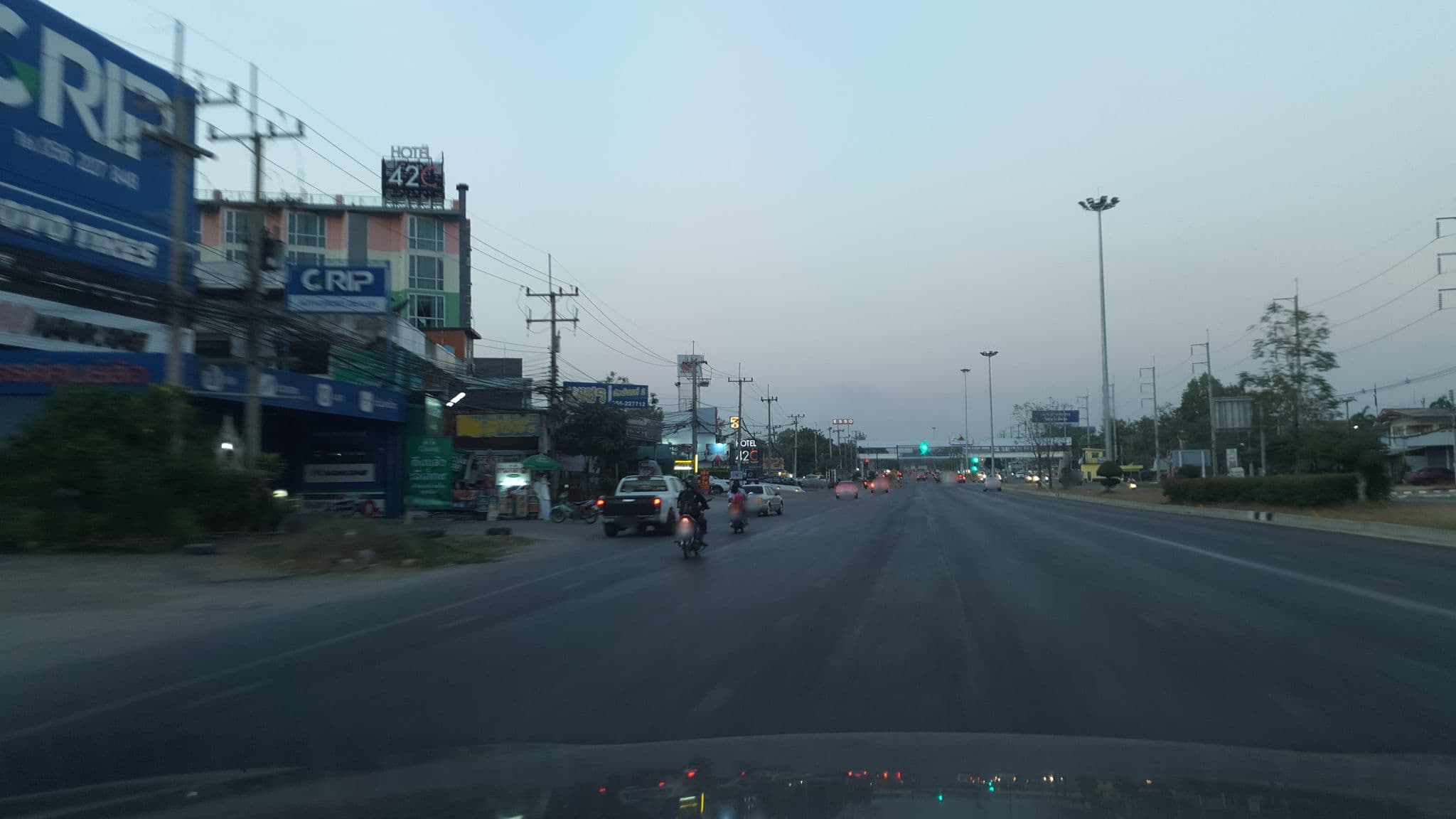 Street view near โรงแรมเอสพาร์ค, Nakhon Sawan — © jrcarlsen (CC BY-SA · Mapillary)