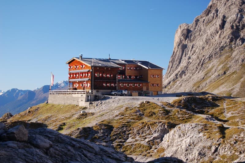 Karlsbader Hütte (via Wikimedia Commons, Public domain)