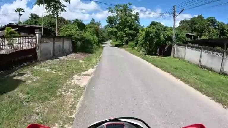 Street view near คิสฮอด รีสอร์ท, Ban Aen Mai — © julcnx (CC BY-SA · Mapillary)