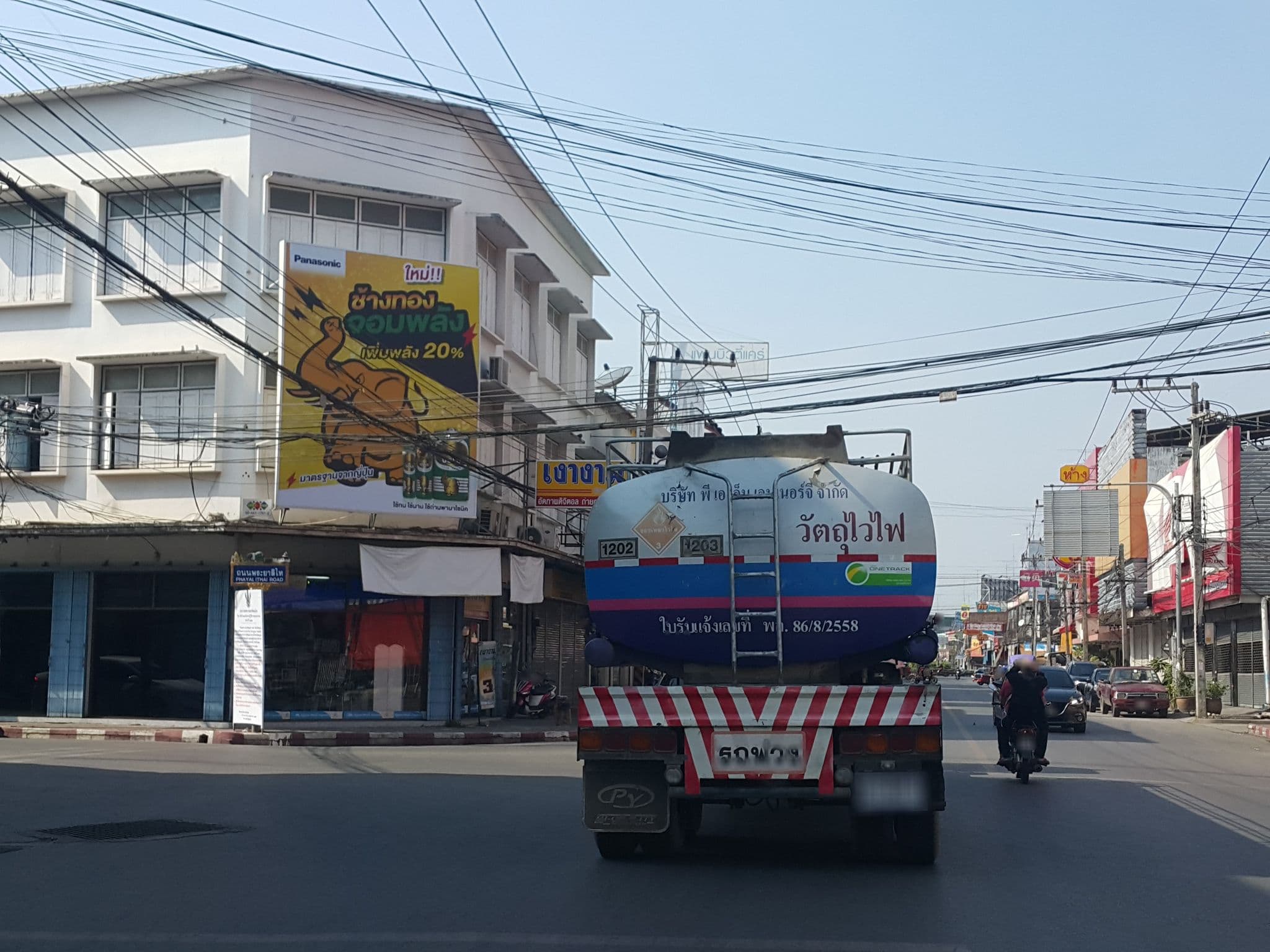 Street view near Baan Chuen บ้านชื่น, Phitsanulok — © jrcarlsen (CC BY-SA · Mapillary)