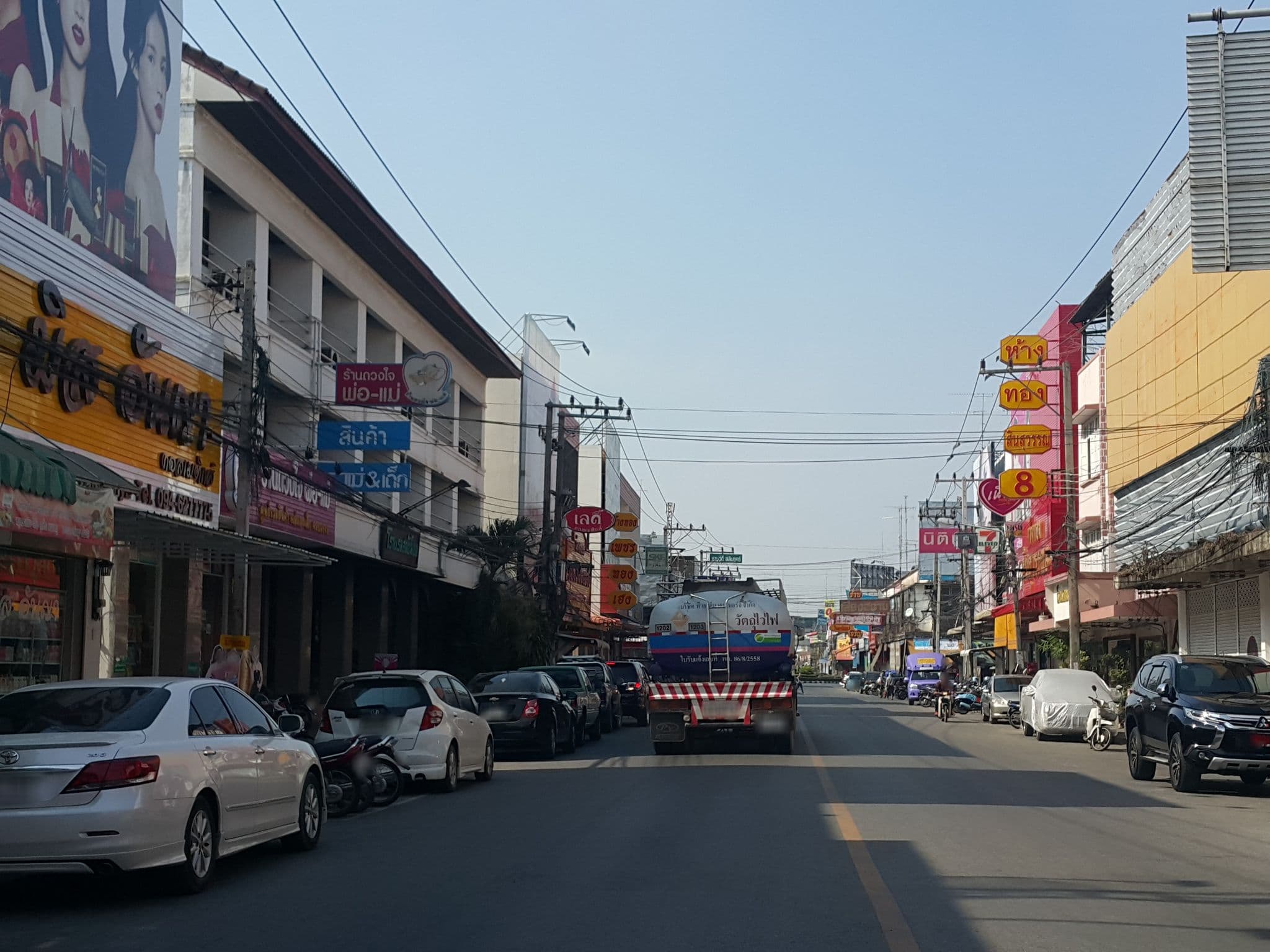 Street view near ข้าวต้มปลาเยื้องโรงแรมสมัยนิยม, Phitsanulok — © jrcarlsen (CC BY-SA · Mapillary)