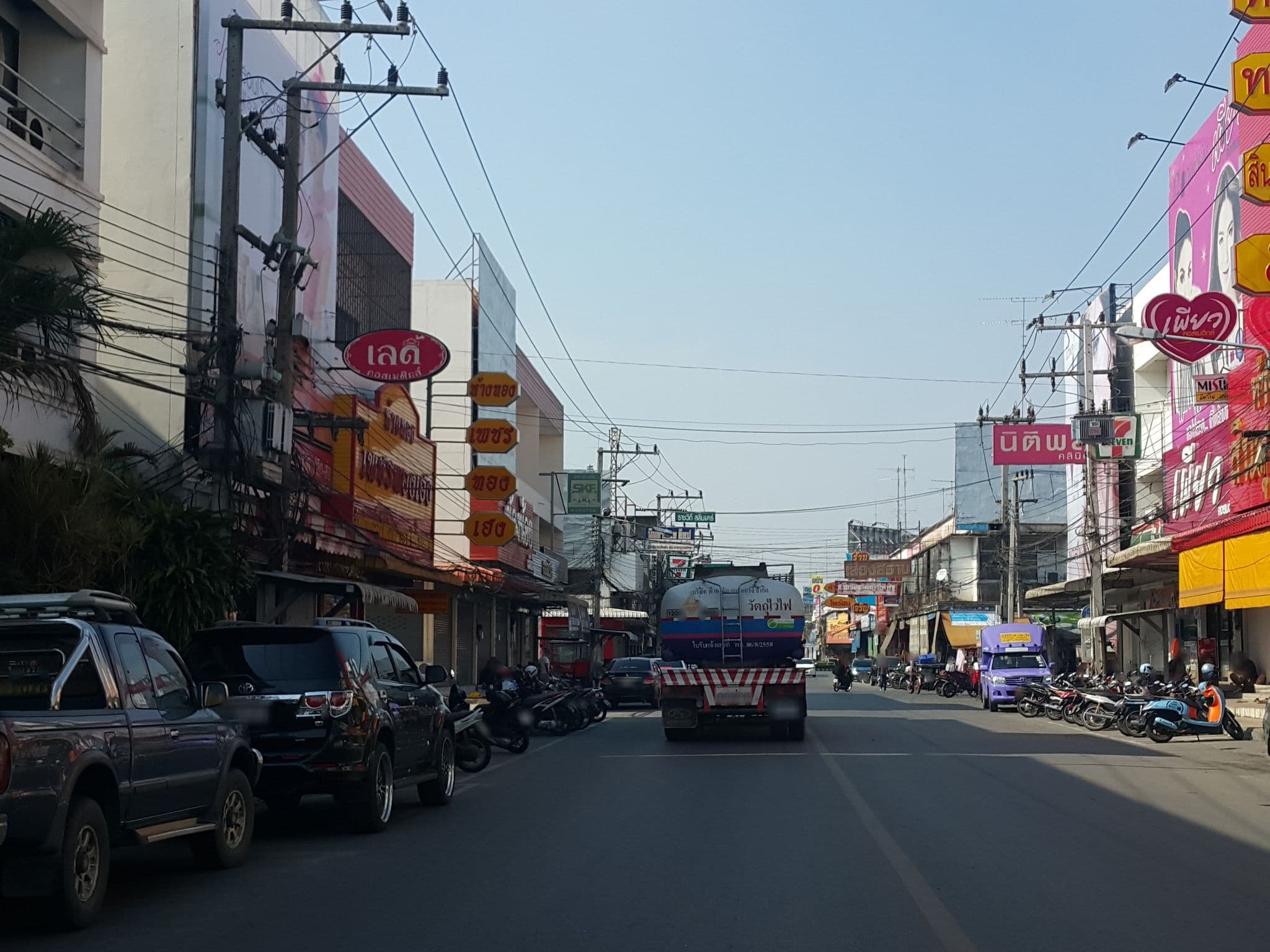 Street view near โรงแรมสมัยนิยม, Phitsanulok — © jrcarlsen (CC BY-SA · Mapillary)